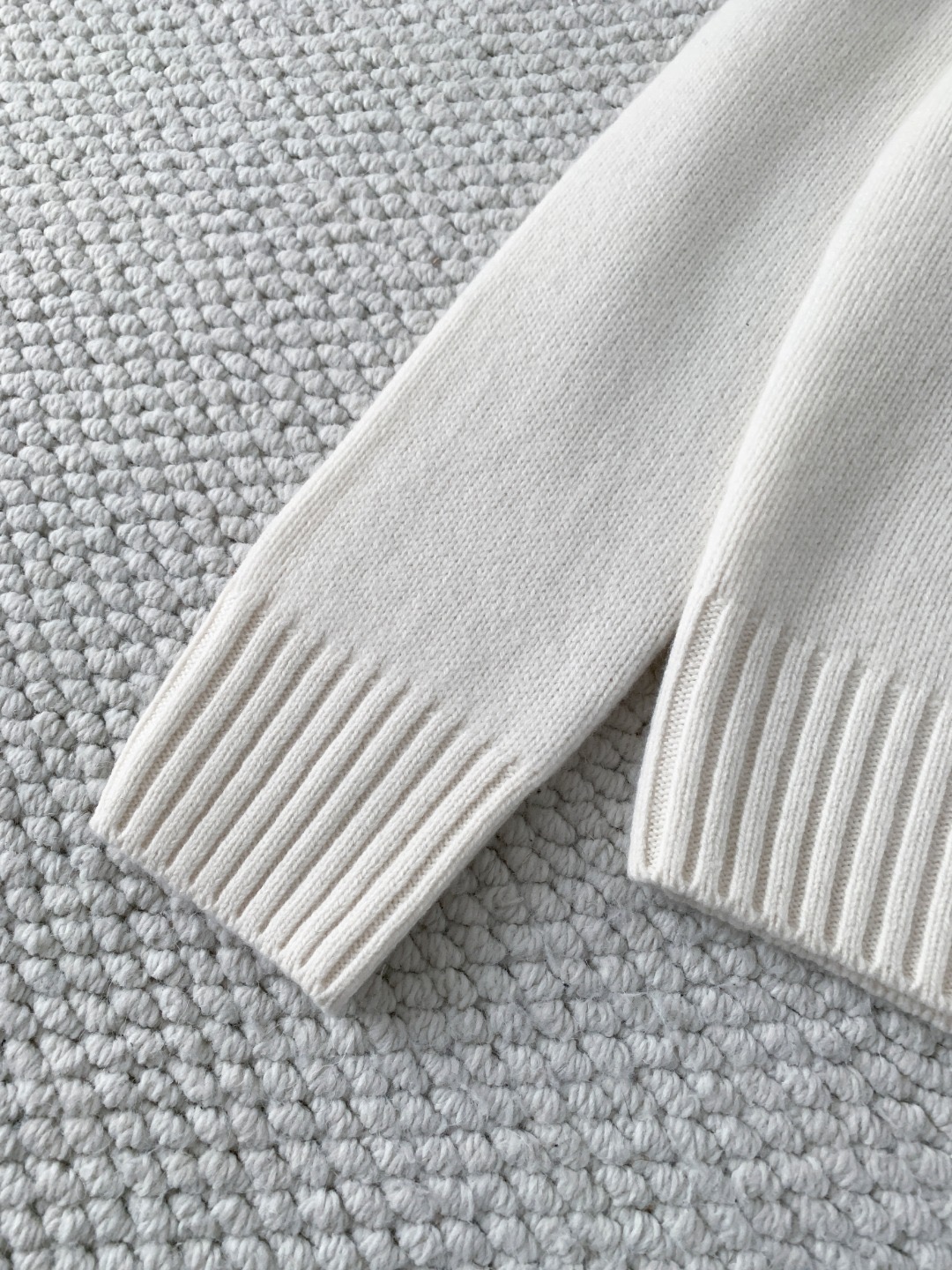 Свитер женский в стиле Prada из шерсти белого цвета с фирменной вышивкой