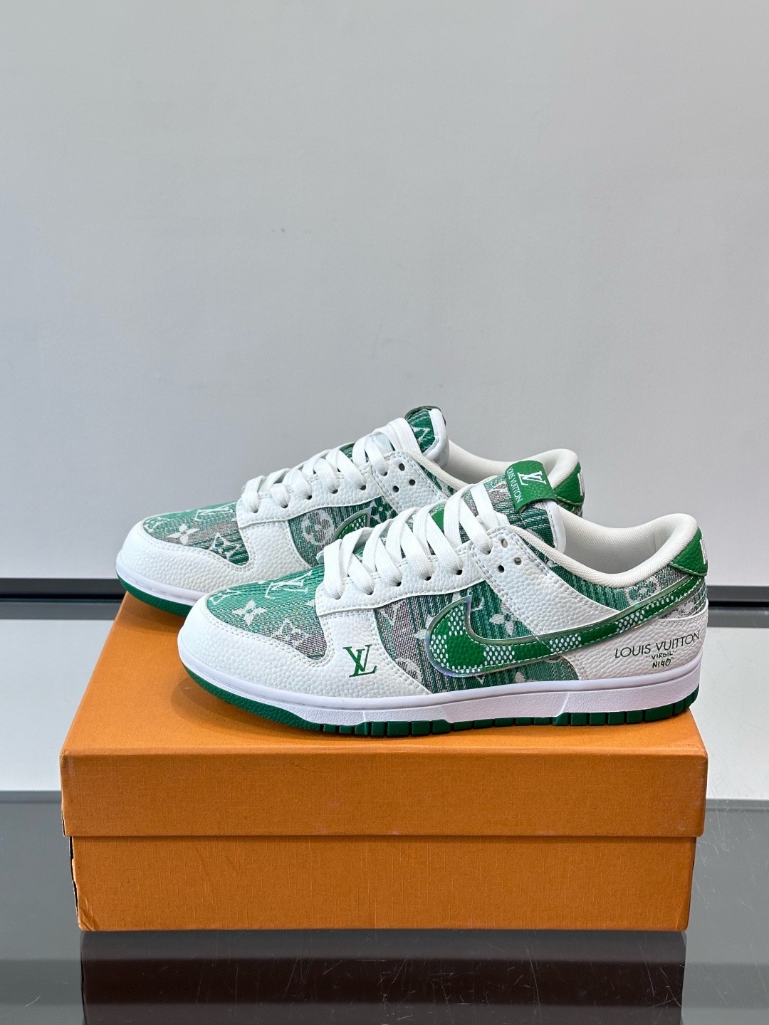 Кроссовки мужские в стиле Louis Vuitton x Nike Dunk Low с принтом зеленого и белого цвета