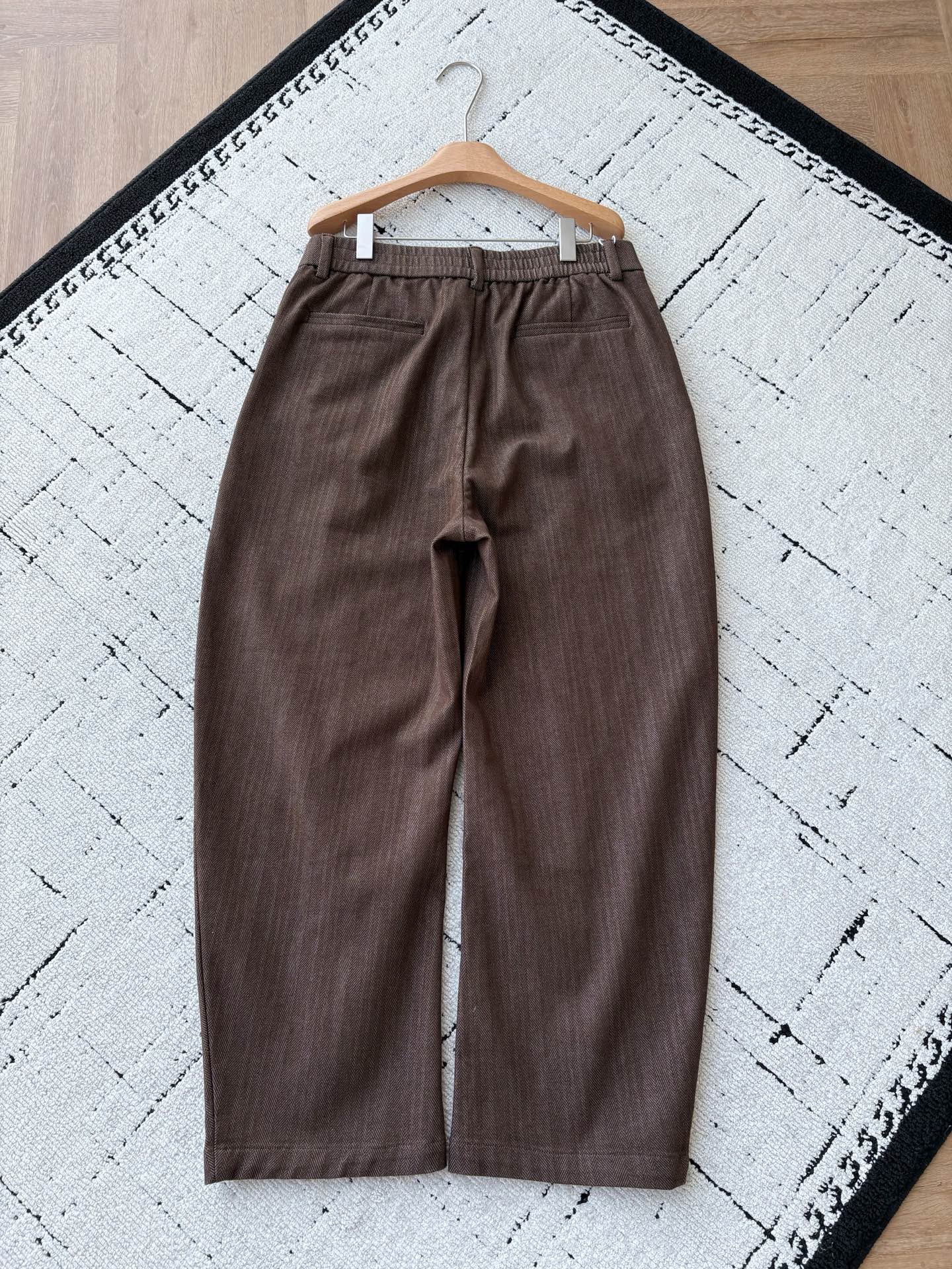 Брюки мужские в стиле Bottega Veneta из хлопка коричневого цвета