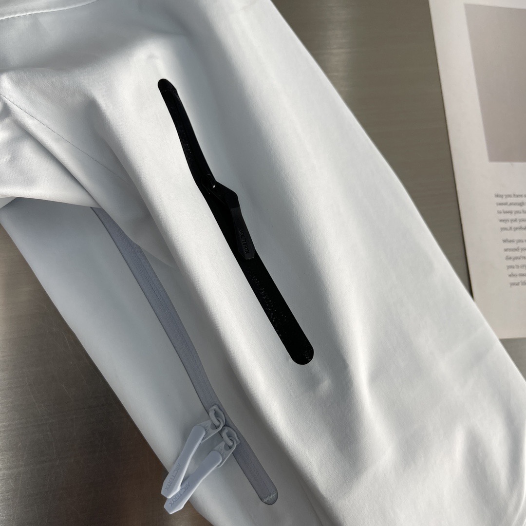 Куртка унисекс в стиле Arc'teryx Alpha SV из мембранной ткани с капюшоном белого цвета