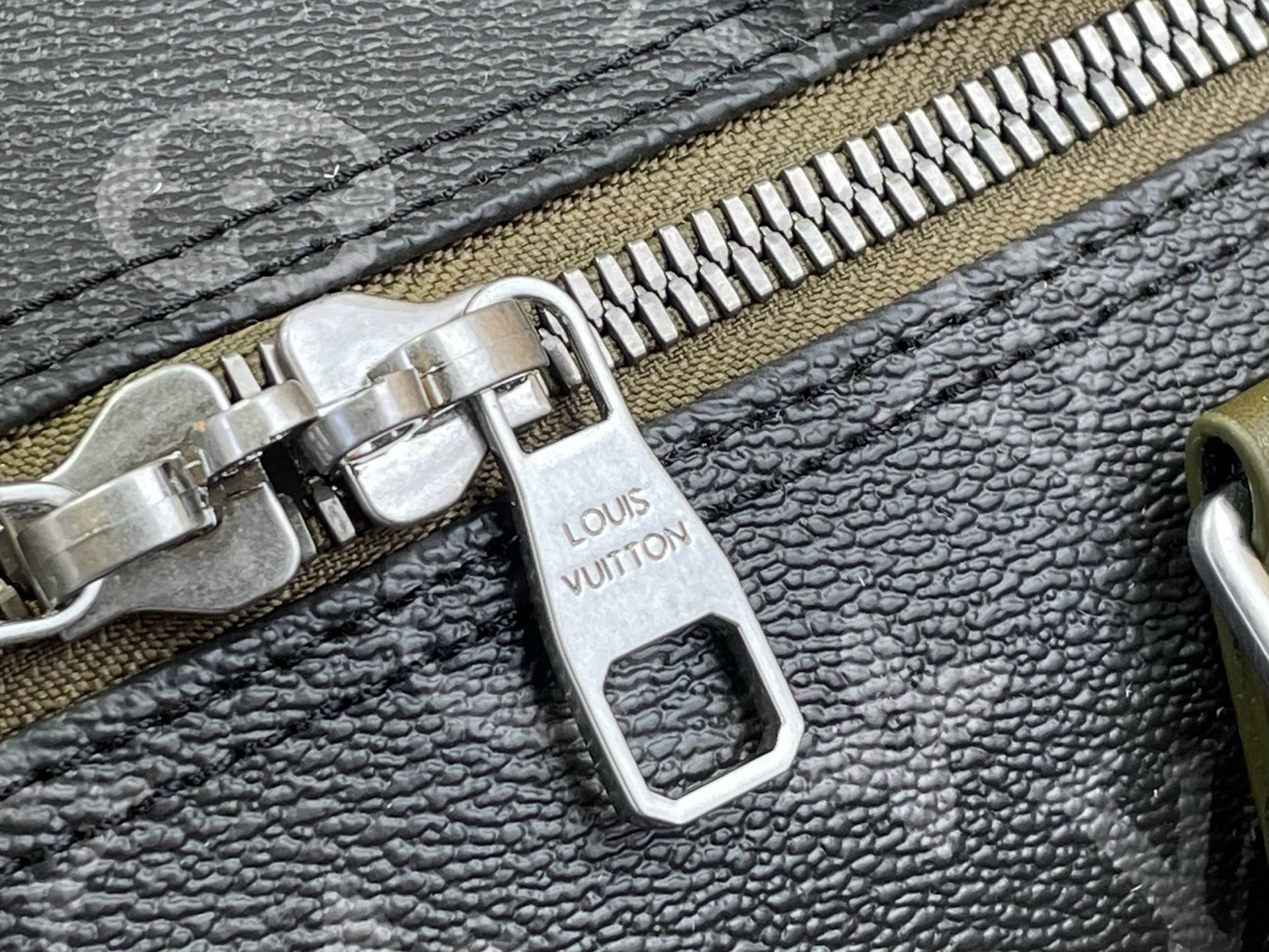 Сумка дорожная мужская Louis Vuitton Keepall Bandoulière 45 чёрно-зелёного цвета