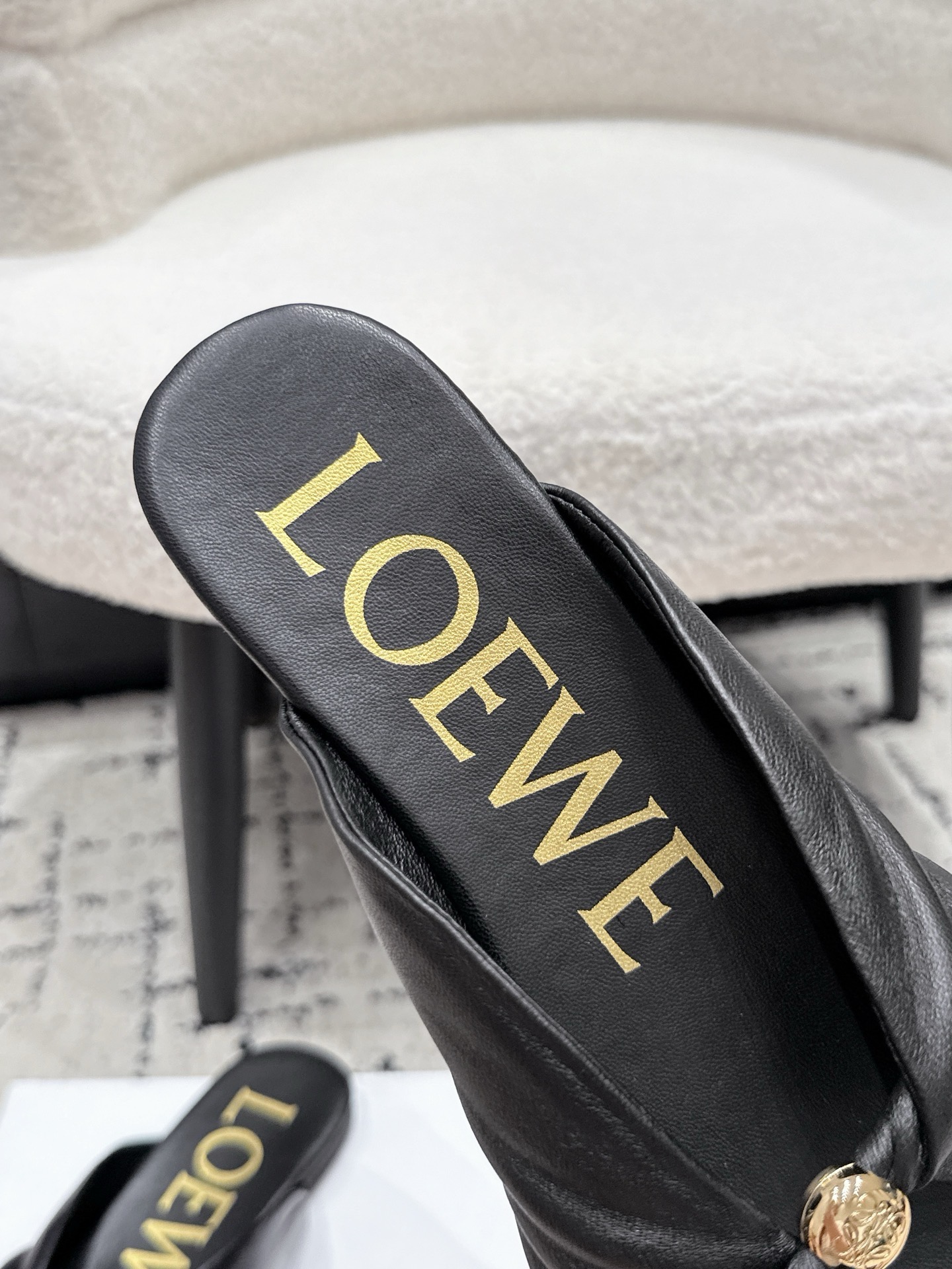 Мюли женские Loewe Pebble Soft Slide чёрного цвета