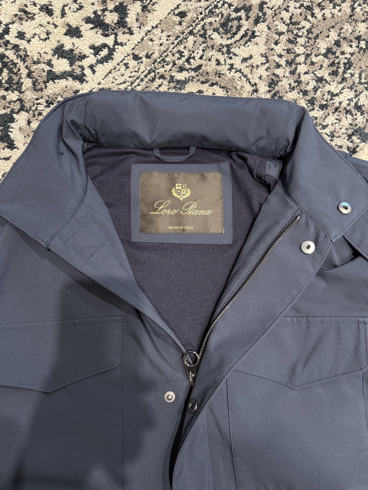 Куртка мужская в стиле Loro Piana Traveller Windmate® из технологичной ткани синего цвета с капюшоном