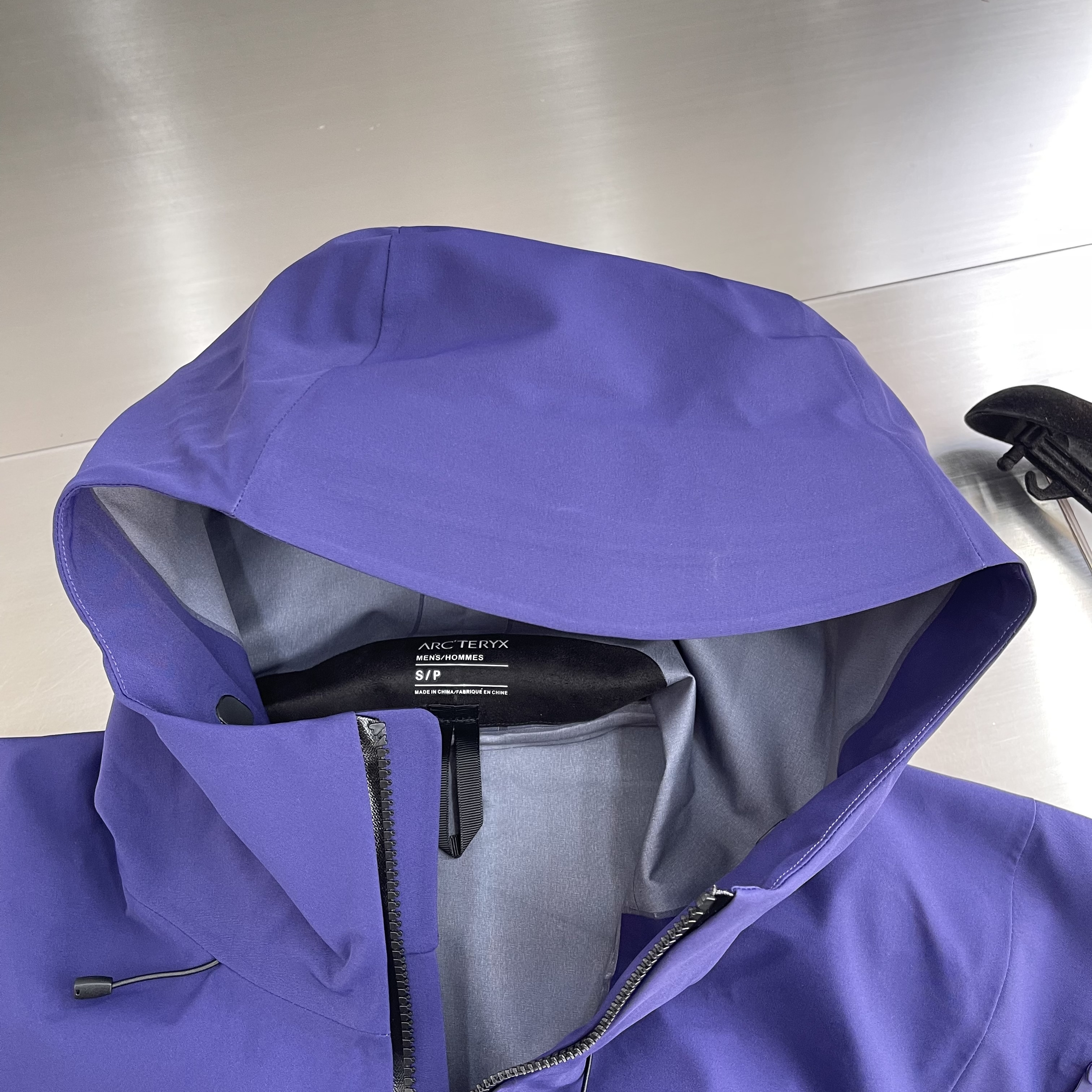 Куртка унисекс в стиле Arc'teryx Alpha SV с капюшоном фиолетового цвета