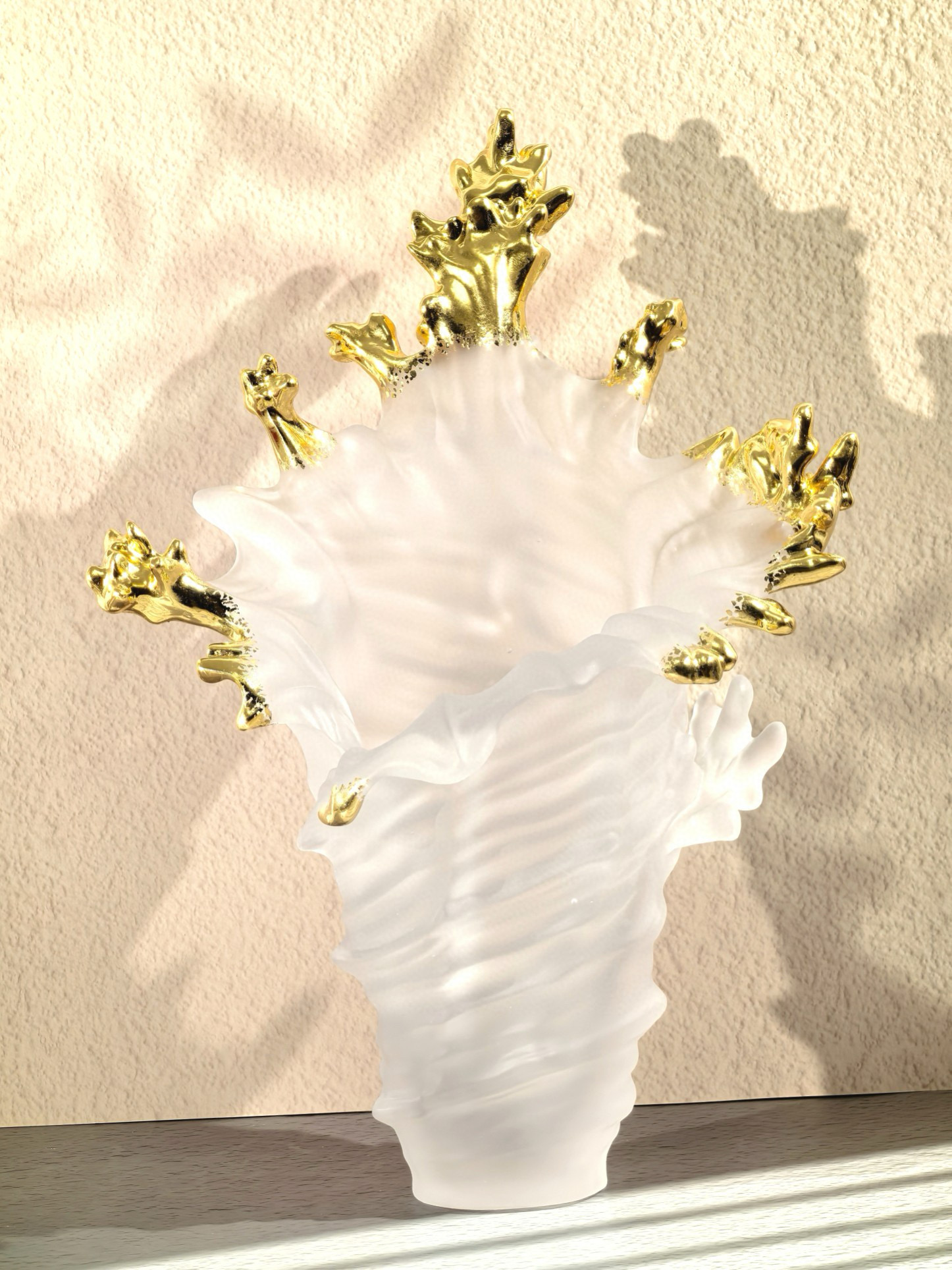 Ваза хрустальная в стиле Daum Sea Conch, бело-золотого цвета