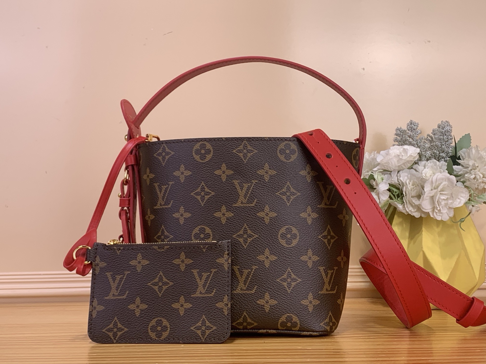 Сумка женская в стиле Louis Vuitton All In BB Monogram с красными акцентами