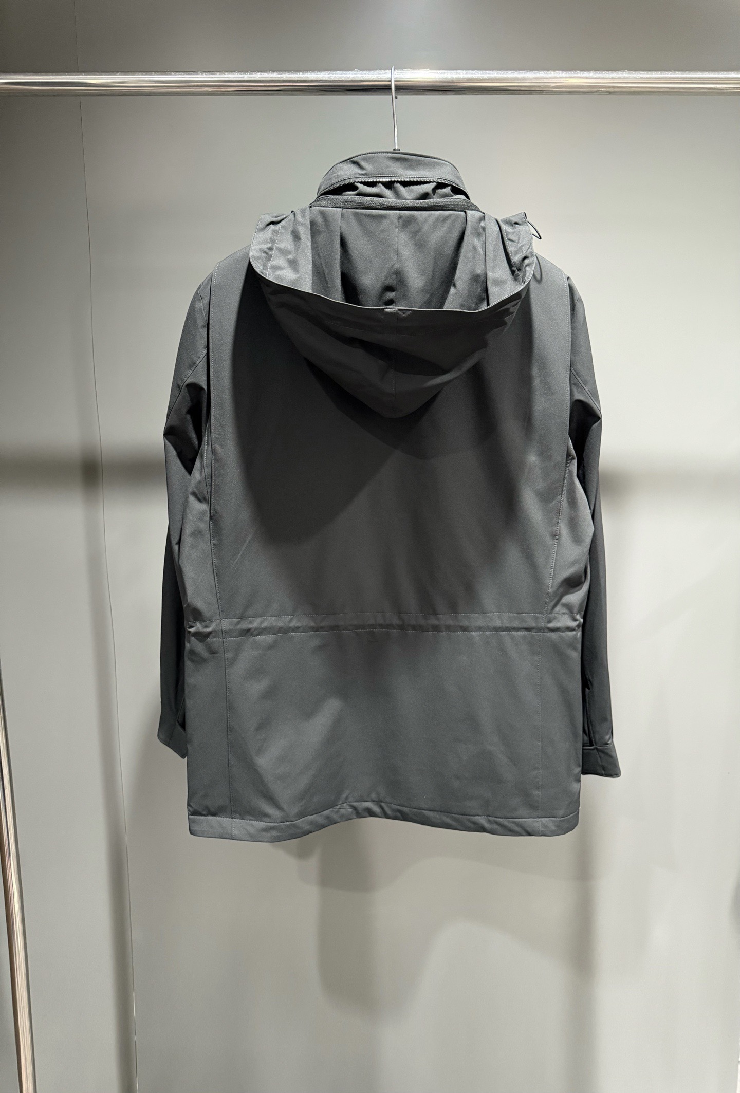 Куртка мужская в стиле Loro Piana Traveller Windmate® из технологичной ткани серого цвета с капюшоном