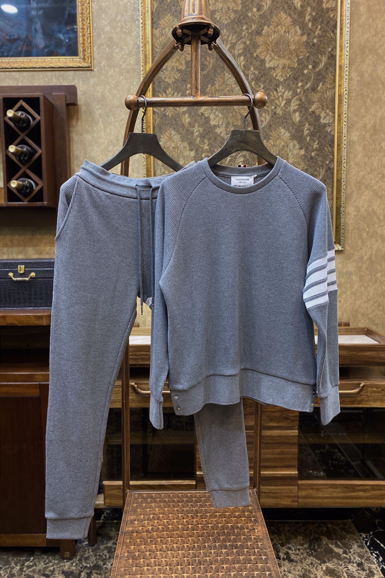 Костюм мужской в стиле Thom Browne спортивный серого цвета (худи на молнии / свитшот + брюки)