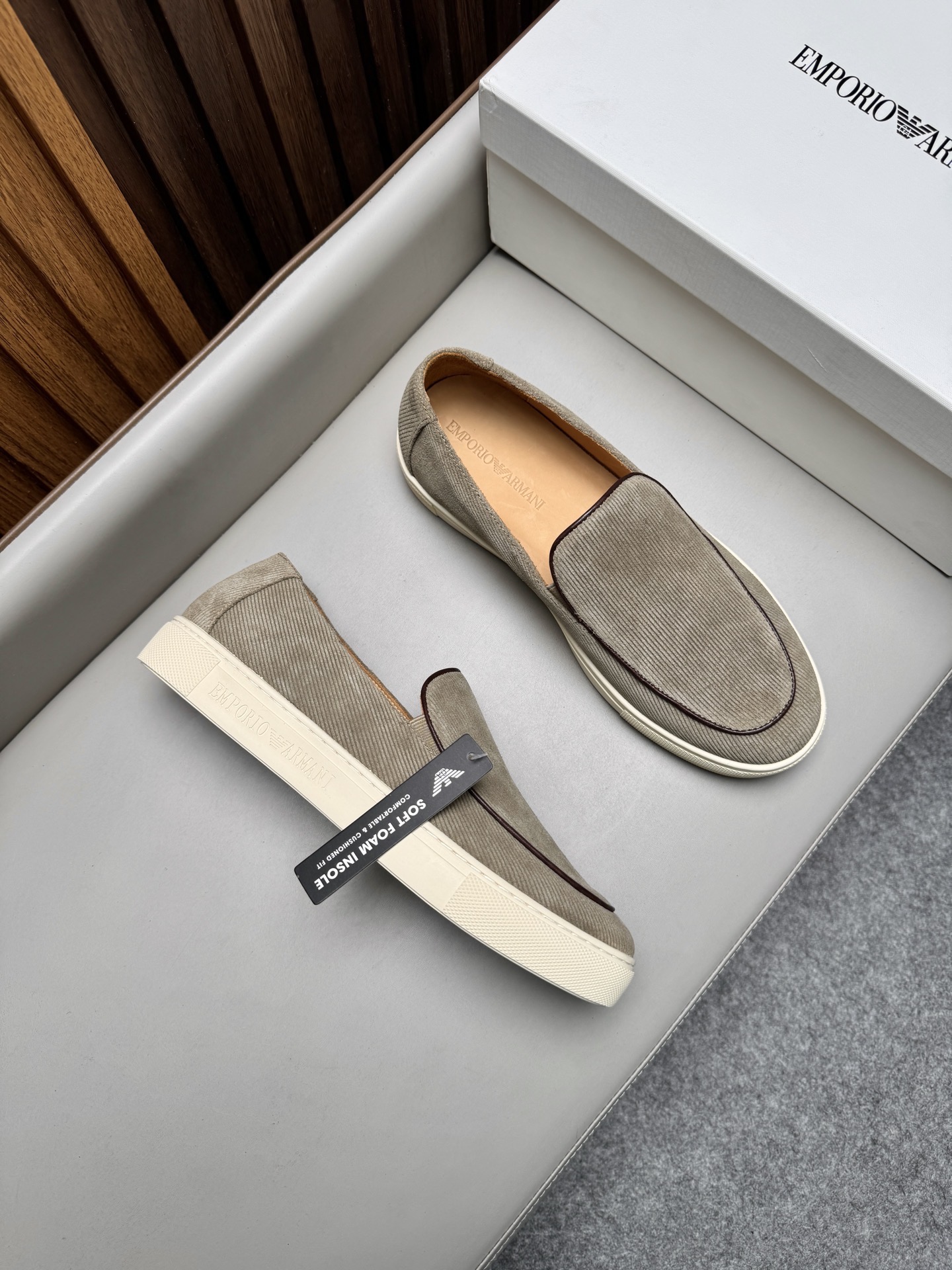 Лоферы мужские Emporio Armani бежевого цвета
