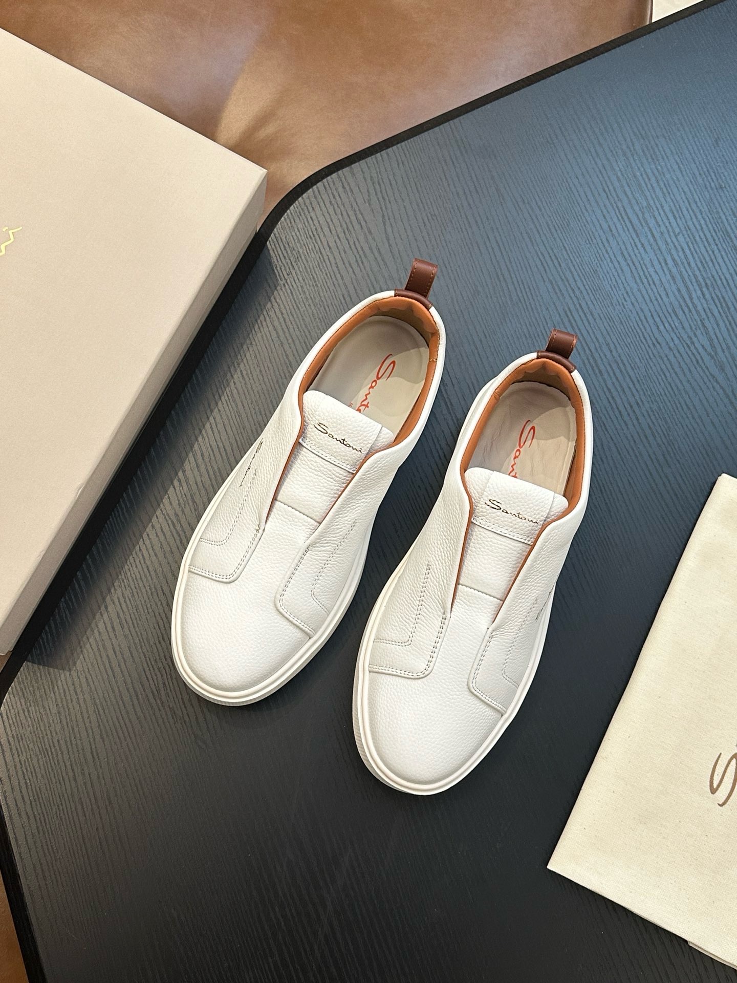Слипоны мужские в стиле Santoni белого цвета
