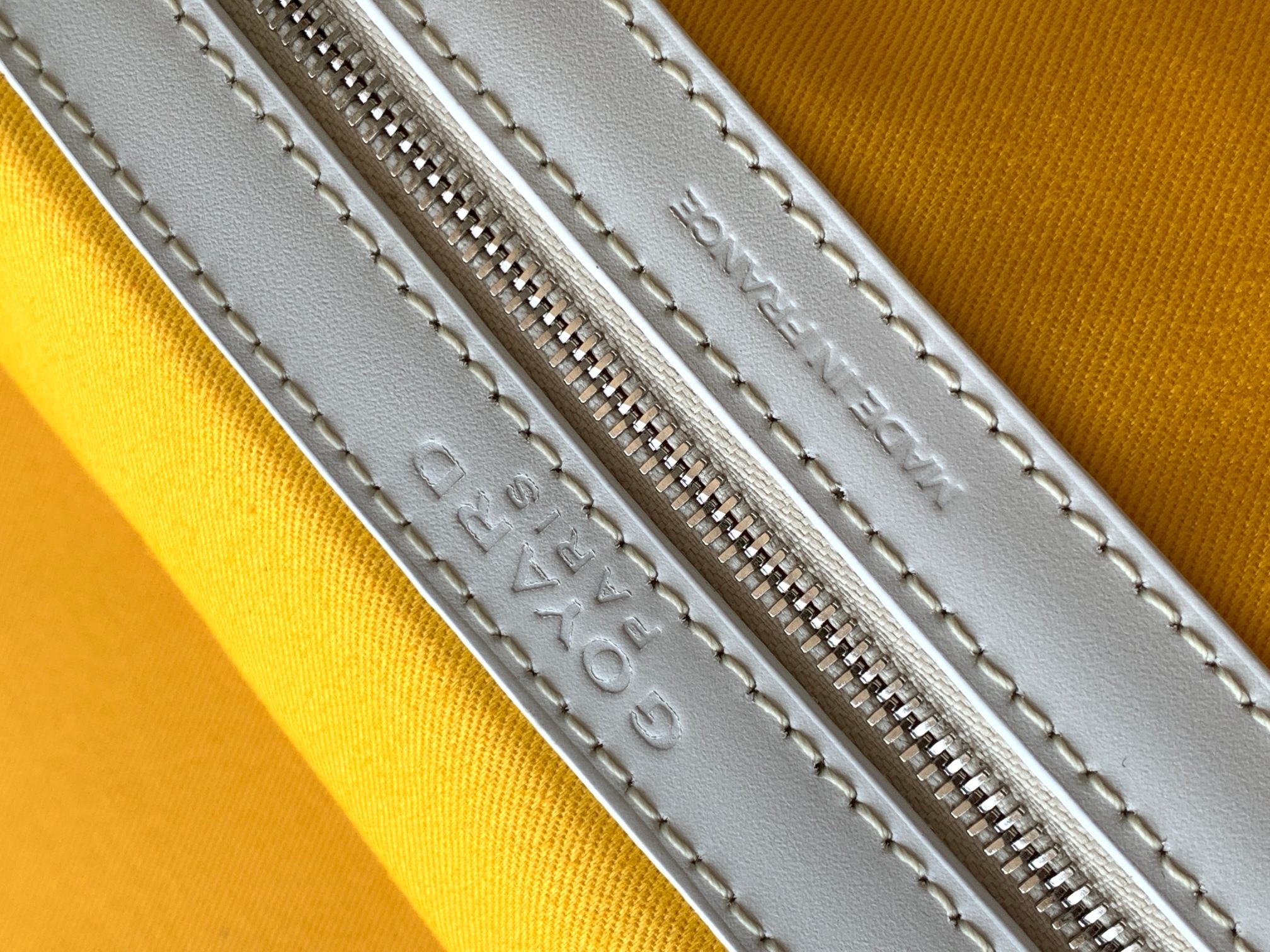 Чемодан Goyard Bourget PM белого цвета