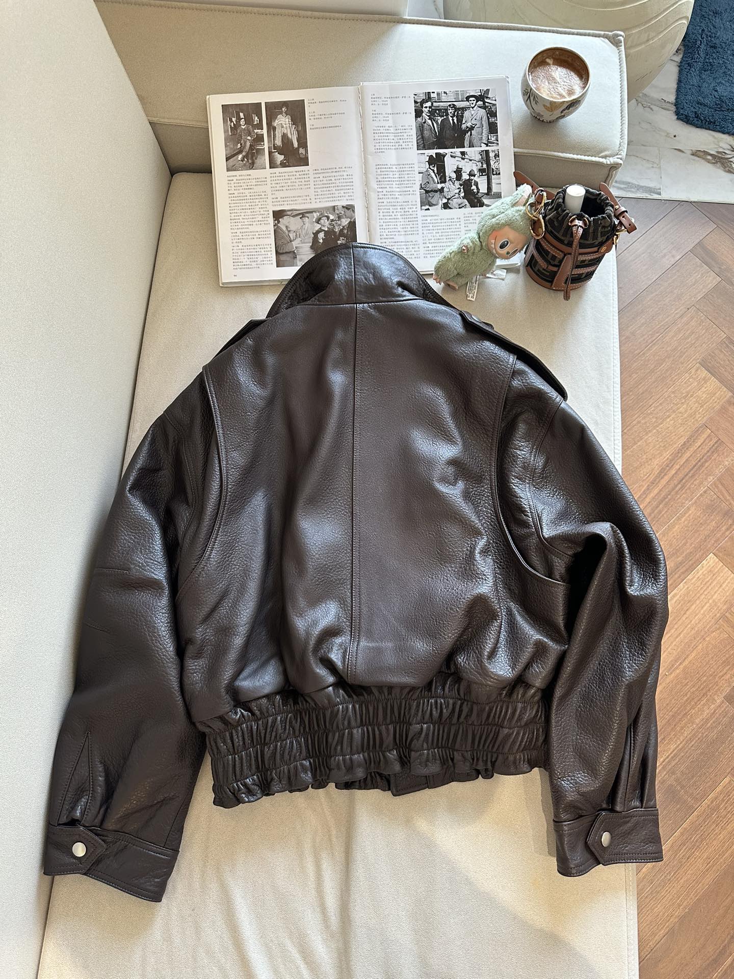 Куртка женская в стиле Alaïa из натуральной кожи тёмно-коричневого цвета укороченная с акцентным поясом