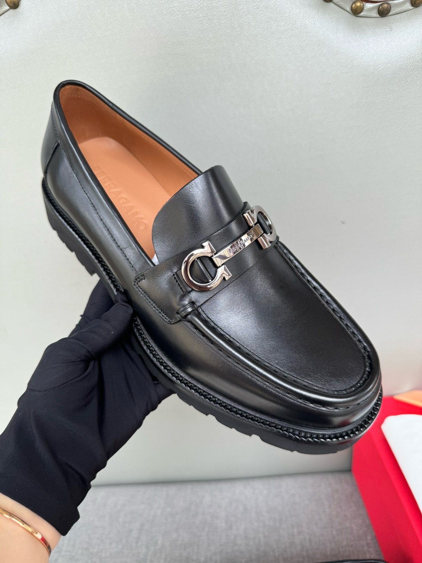 Лоферы мужские в стиле Salvatore Ferragamo с металлической пряжкой чёрного цвета