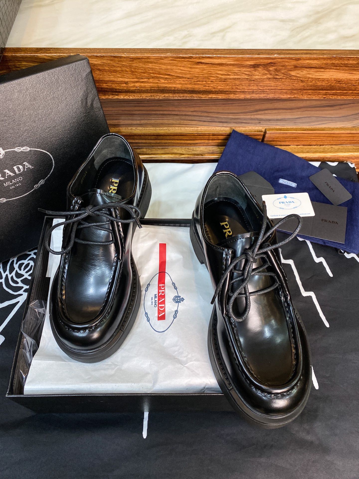 Дерби мужские в стиле Prada из натуральной гладкой кожи с массивной подошвой чёрного цвета