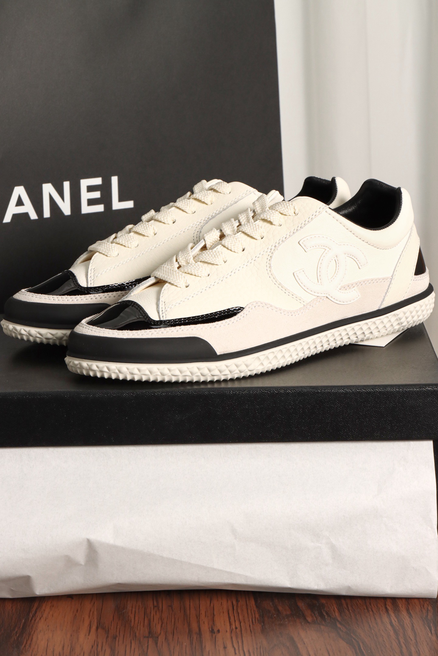 Кеды женские в стиле Chanel белого цвета с черными вставками