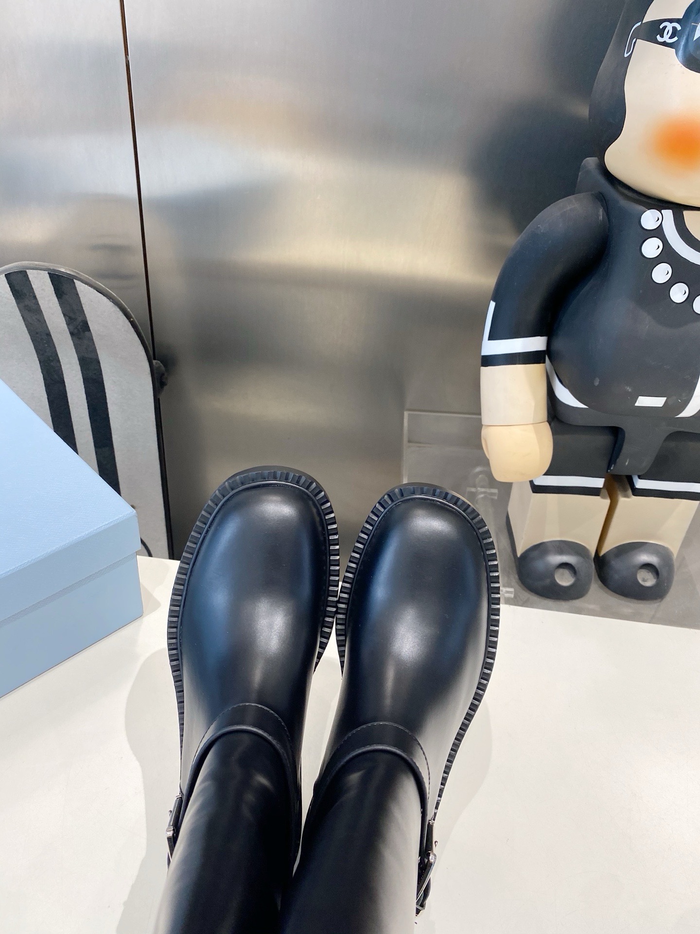 Сапоги женские Prada с ремешком чёрного цвета