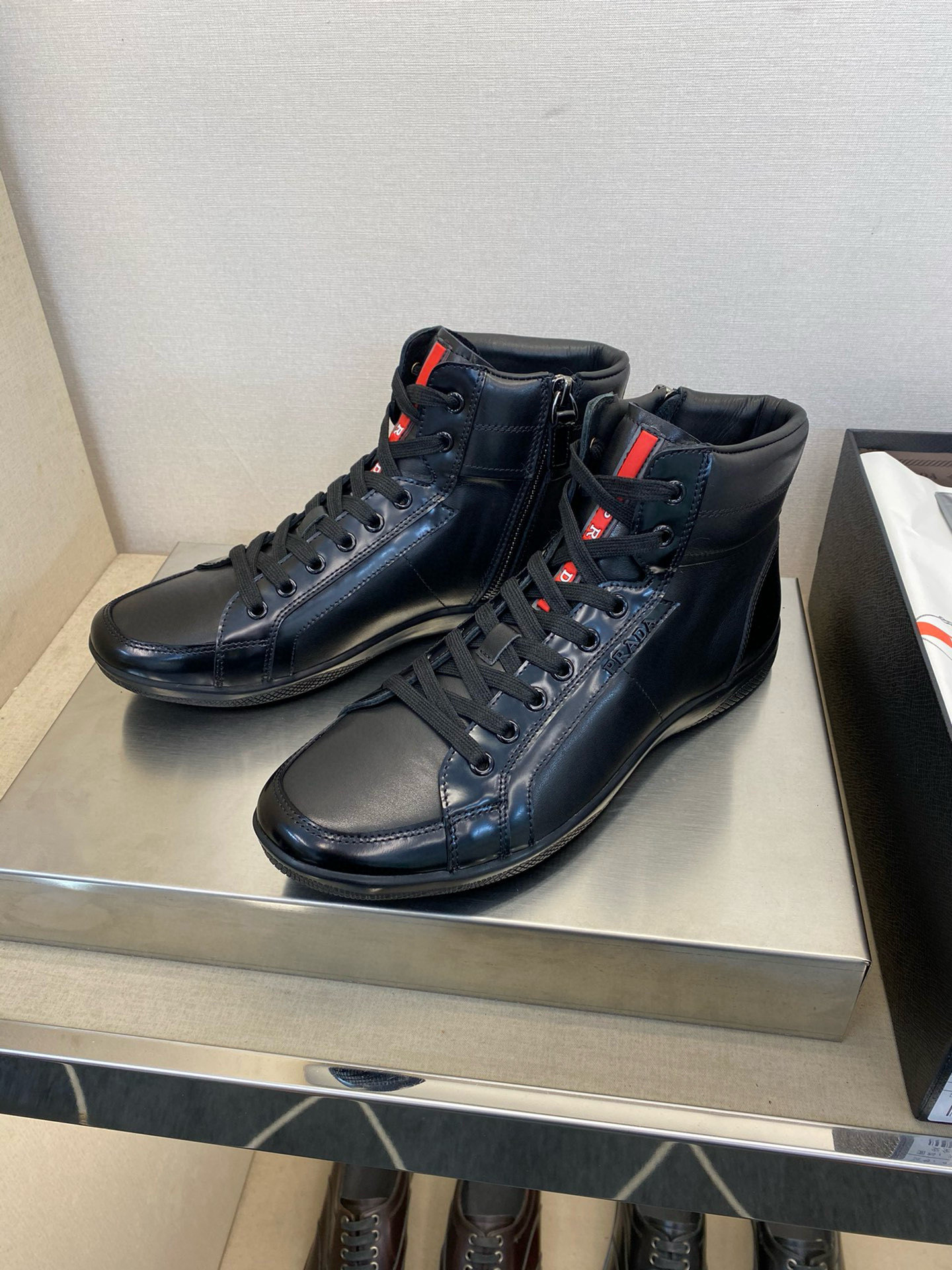 Кроссовки мужские Prada из натуральной кожи черного цвета с красными акцентами