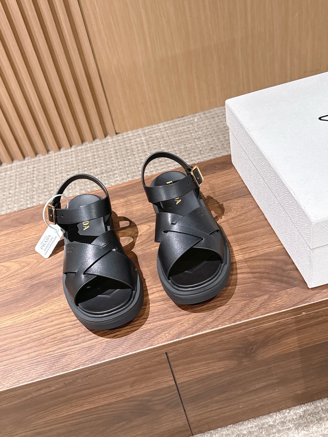Сандалии женские Prada Roman черного цвета