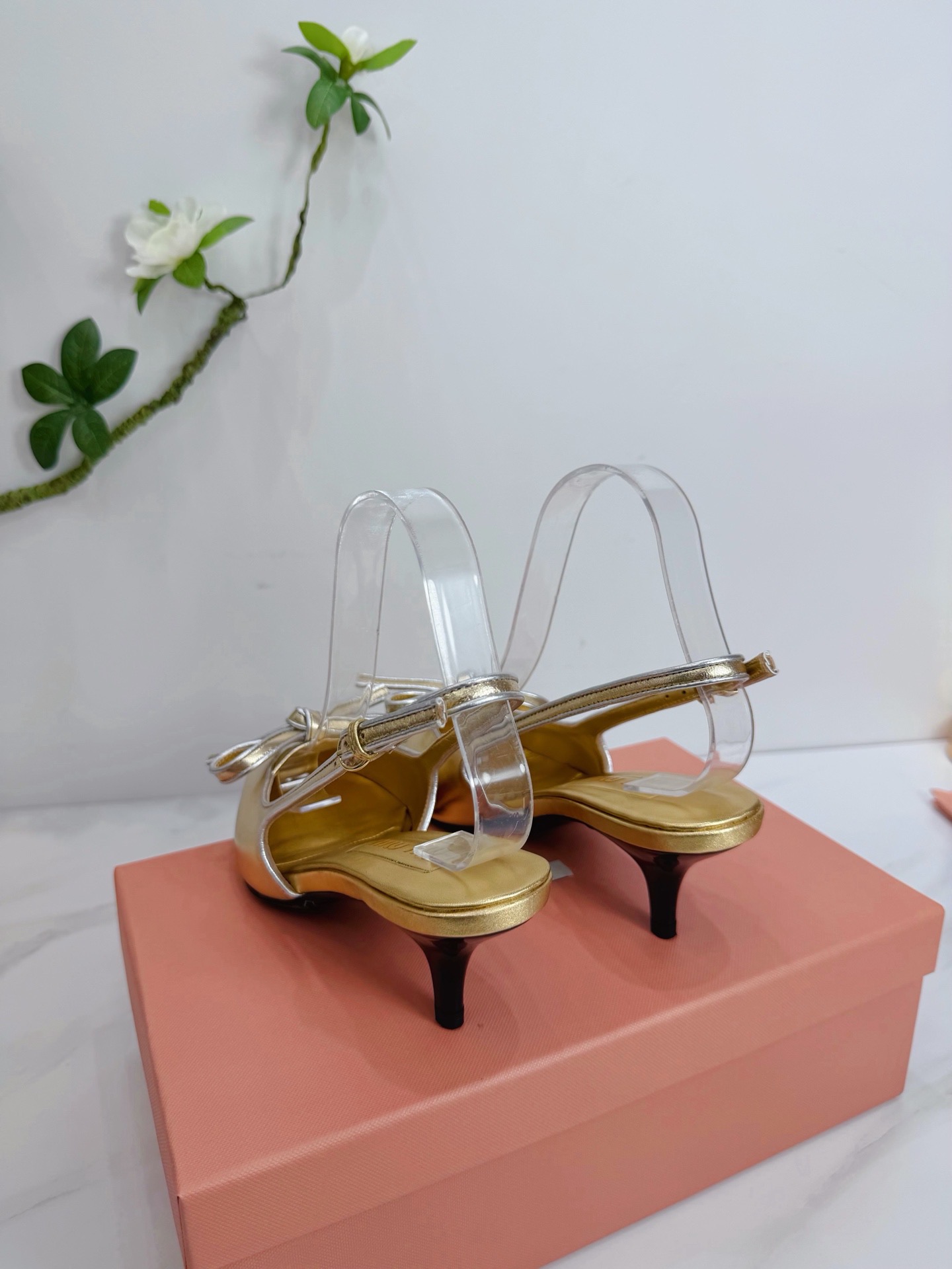 Туфли женские Miu Miu слингбэк золотого цвета