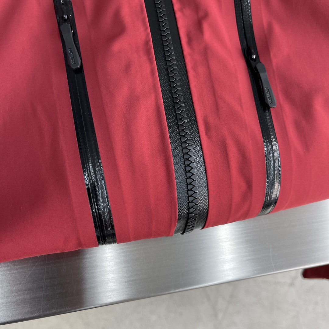 Куртка унисекс в стиле Arc'teryx Alpha SV из мембранной ткани с капюшоном красного цвета