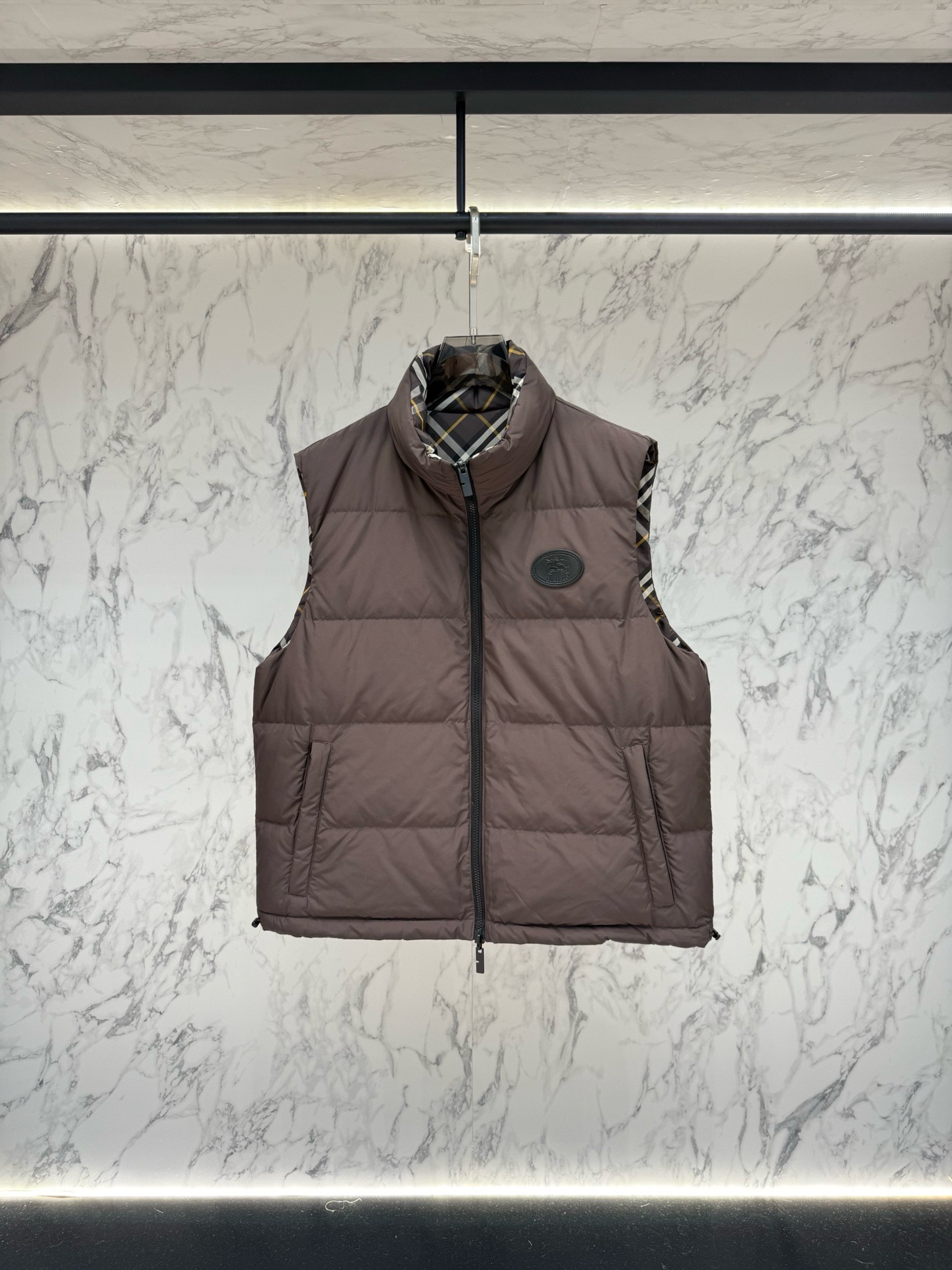 Жилет пуховый мужской Burberry Reversible Check Puffer Gilet двусторонний серо-коричневого цвета с фирменной клеткой и натуральным пухом