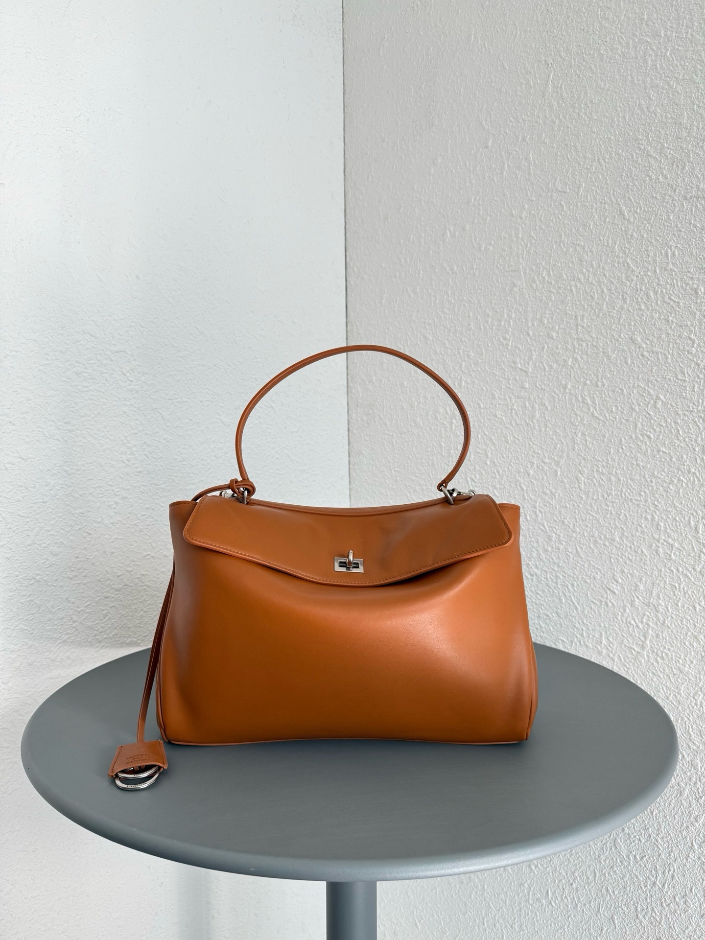 Сумка женская Balenciaga Rodeo Drive рыжего цвета
