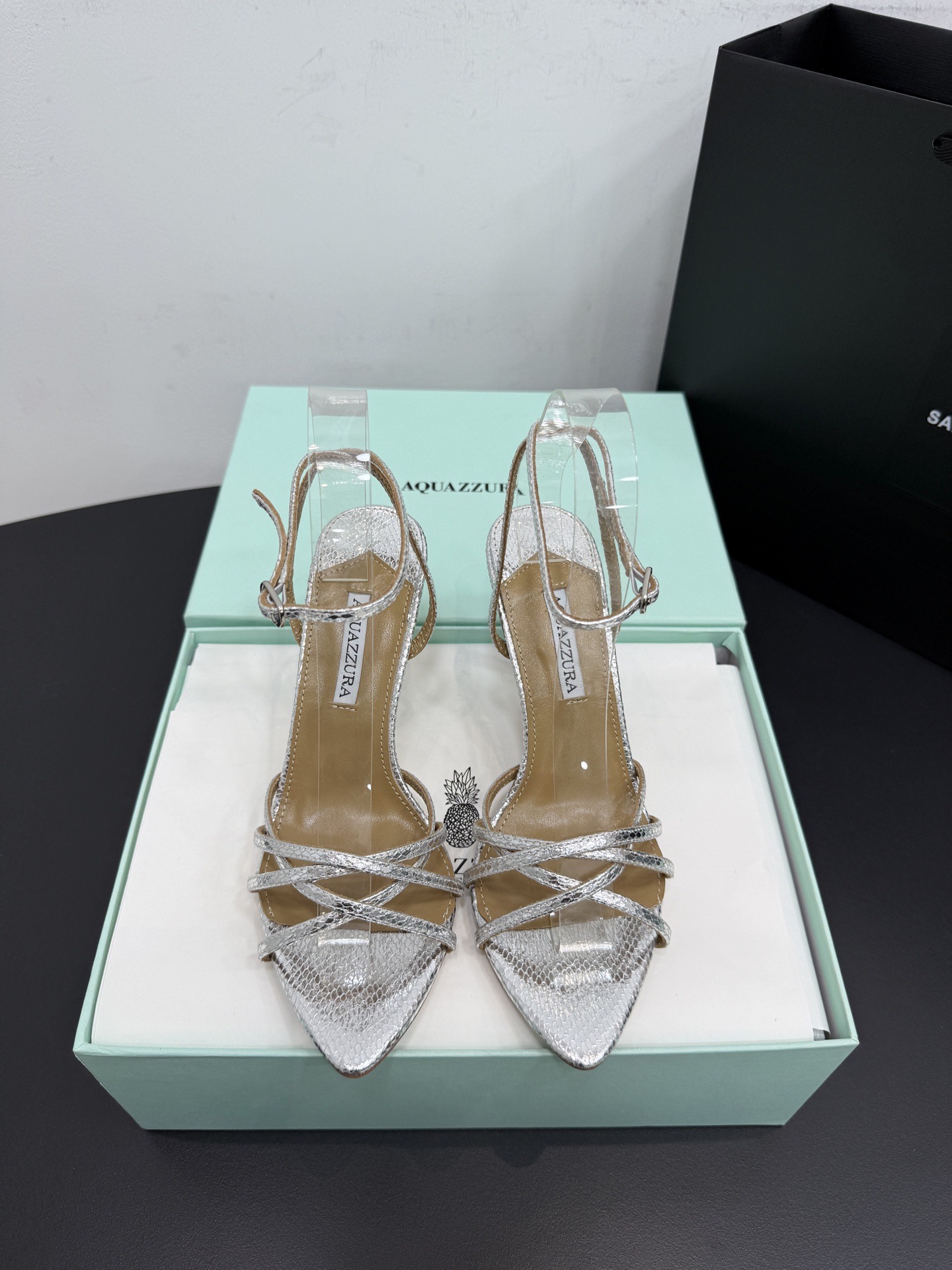 Босоножки женские Aquazzura серебристого цвета