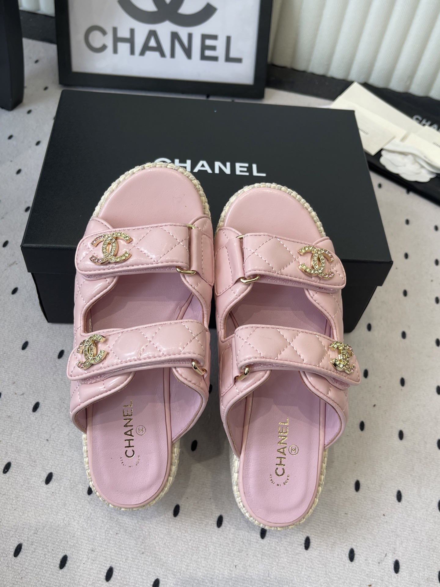 Шлёпанцы женские в стиле Chanel розового цвета на платформе