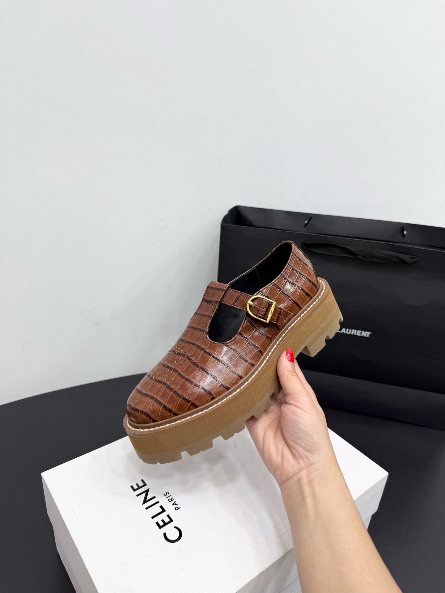 Лоферы женские в стиле Celine с ремешком из натуральной кожи коричневого цвета