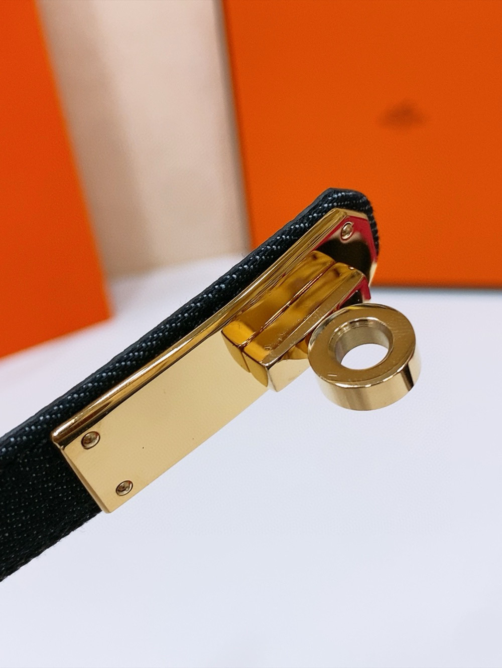 Ремень женский в стиле Hermès Kelly из кожи Epsom чёрного цвета с золотой пряжкой шириной 1.8 см