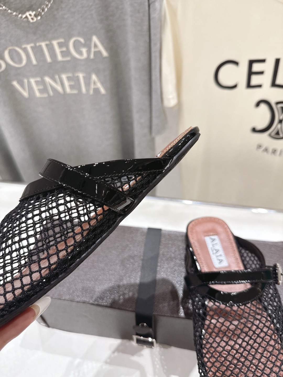 Мюли женские Alaïa Flat Mules in Fishnet чёрного цвета