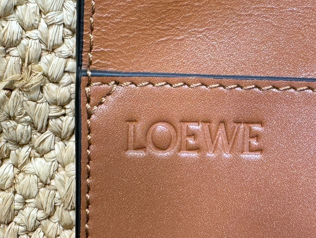 Сумка женская Loewe Tote бежевого цвета с чёрной вышивкой