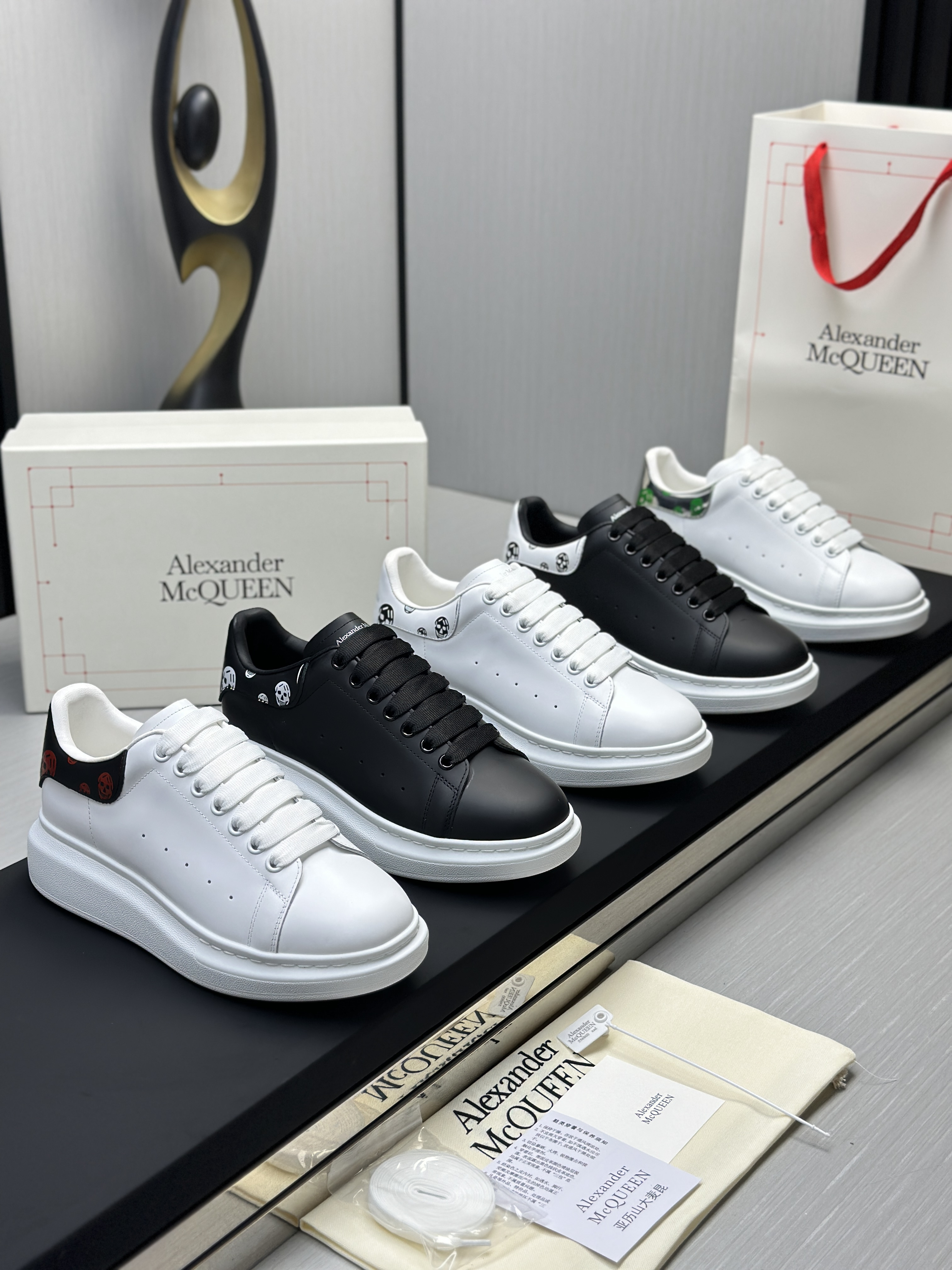 Кроссовки в стиле Alexander McQueen Oversized Sneaker белого цвета с контрастной пяткой