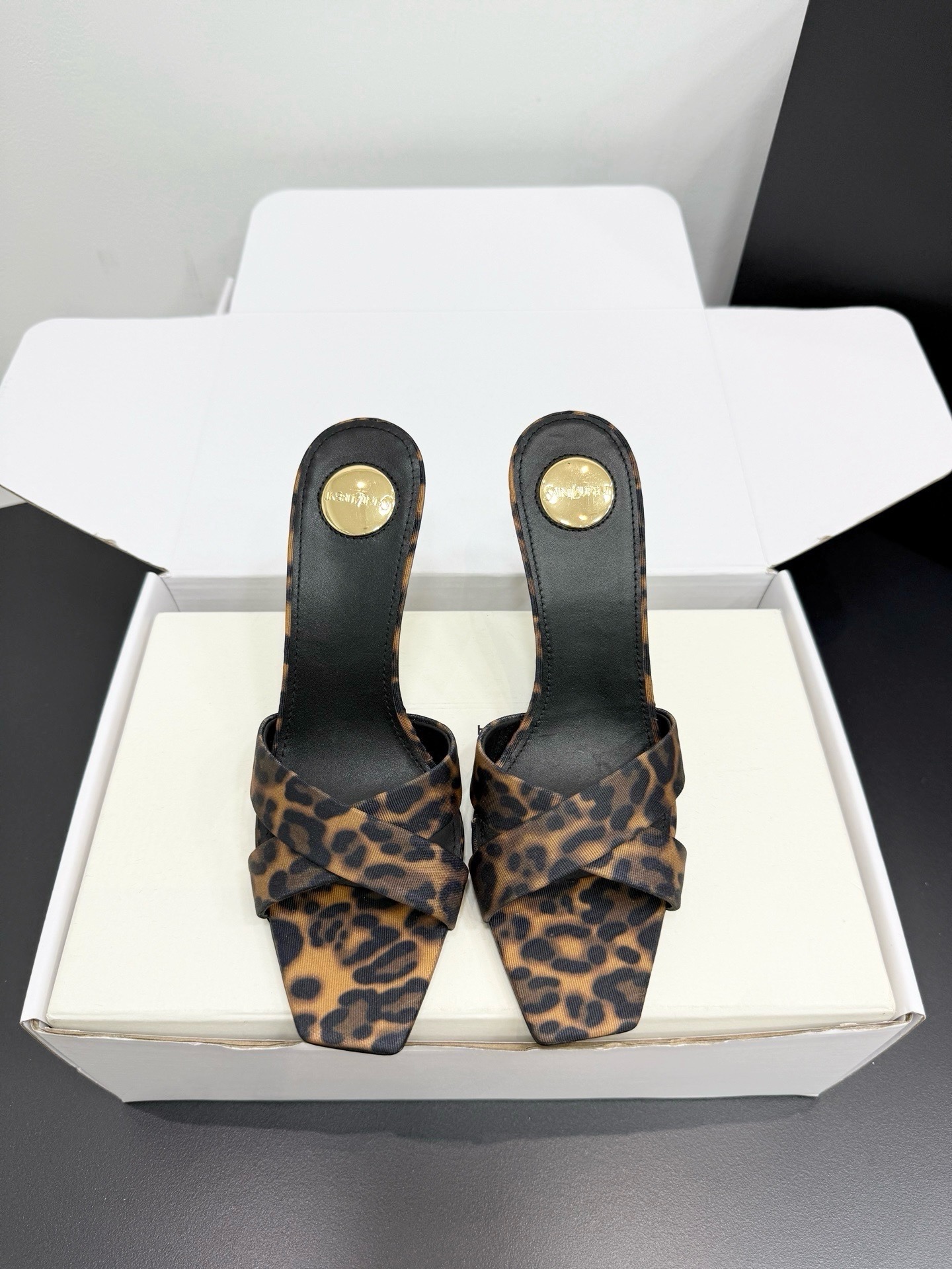 Мюли женские Saint Laurent Opyum из шелкового сатина с леопардовым принтом