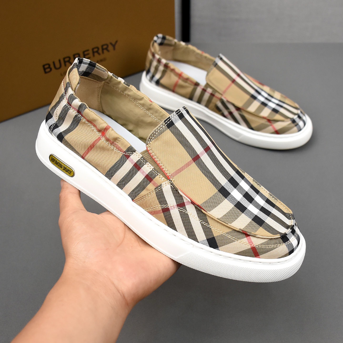 Слипоны мужские в стиле Burberry бежевого цвета