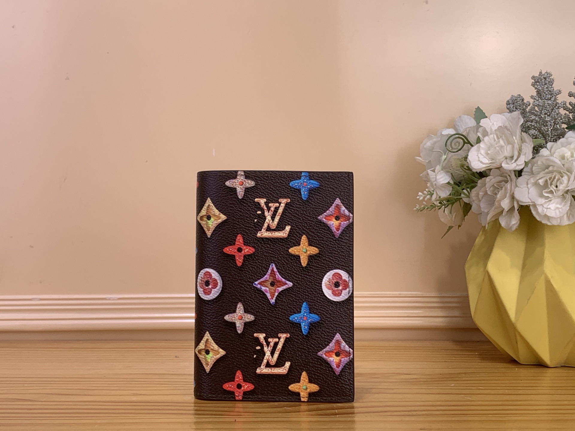 Обложка унисекс для паспорта в стиле Louis Vuitton Monogram Donuts коричневого цвета