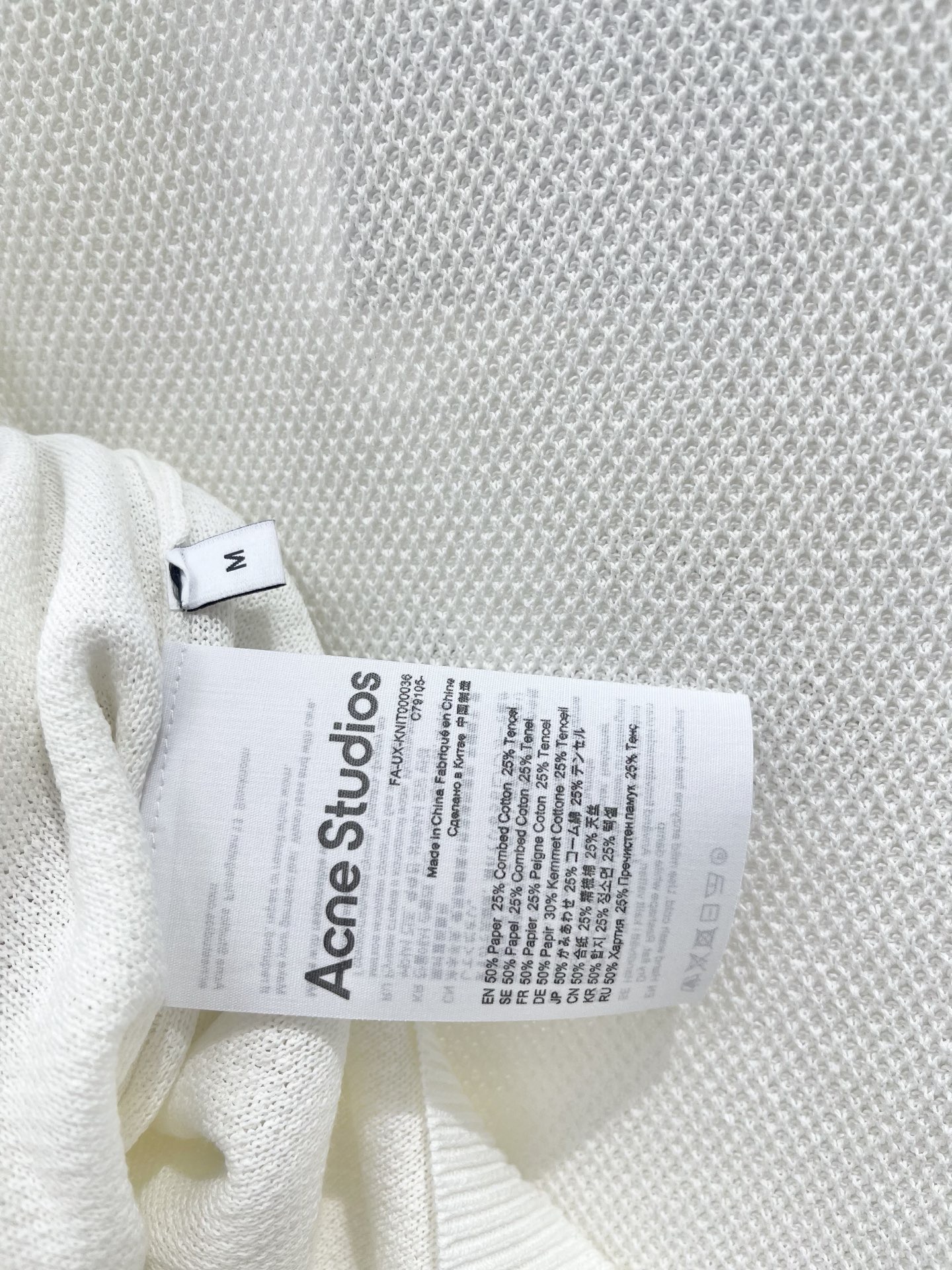 Поло женское в стиле Acne Studios с вышивкой логотипа белого цвета