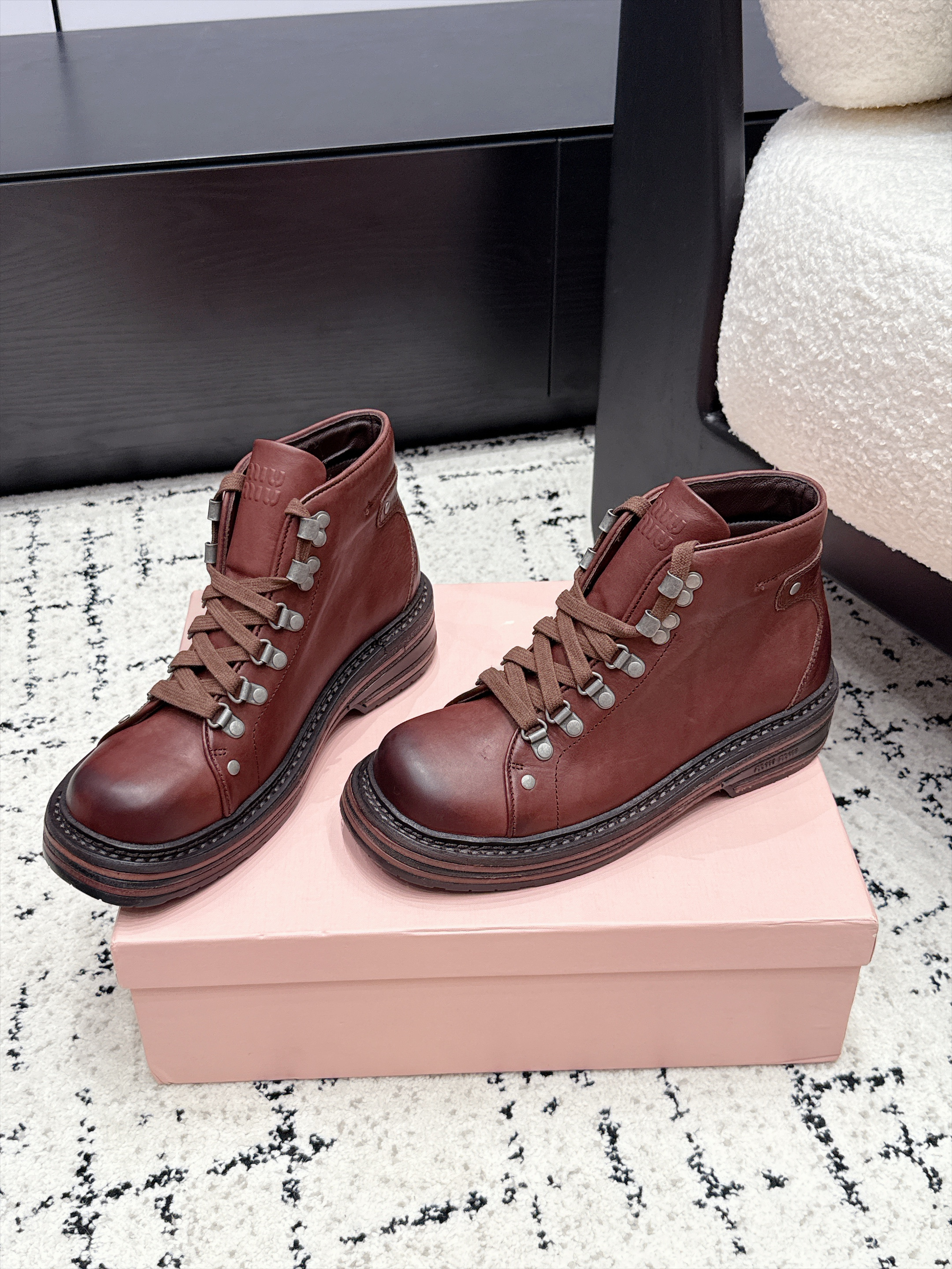 Ботинки женские Miu Miu Leather Laced Booties коричневого цвета