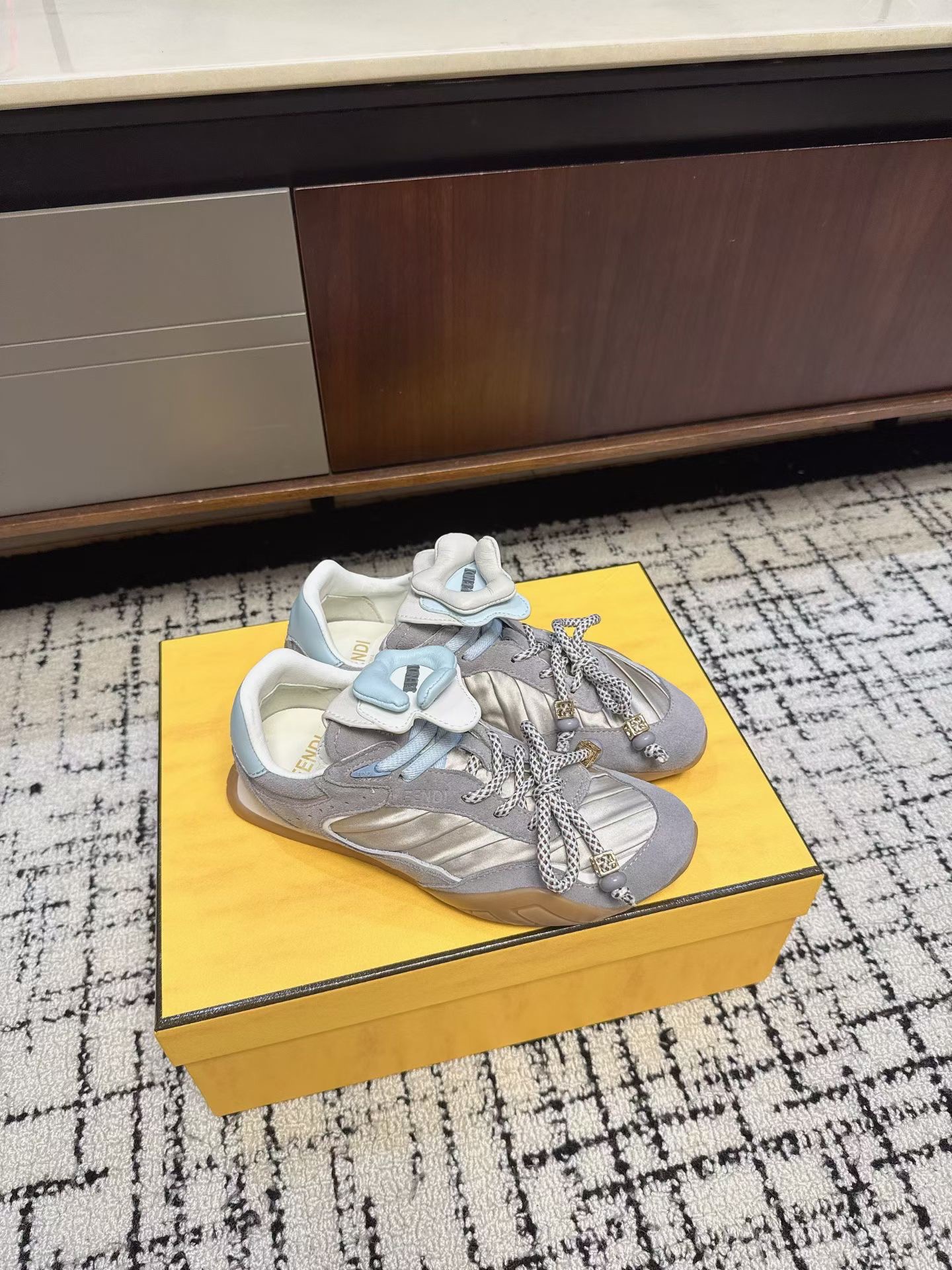 Кроссовки женские в стиле Fendi Delfina серого цвета