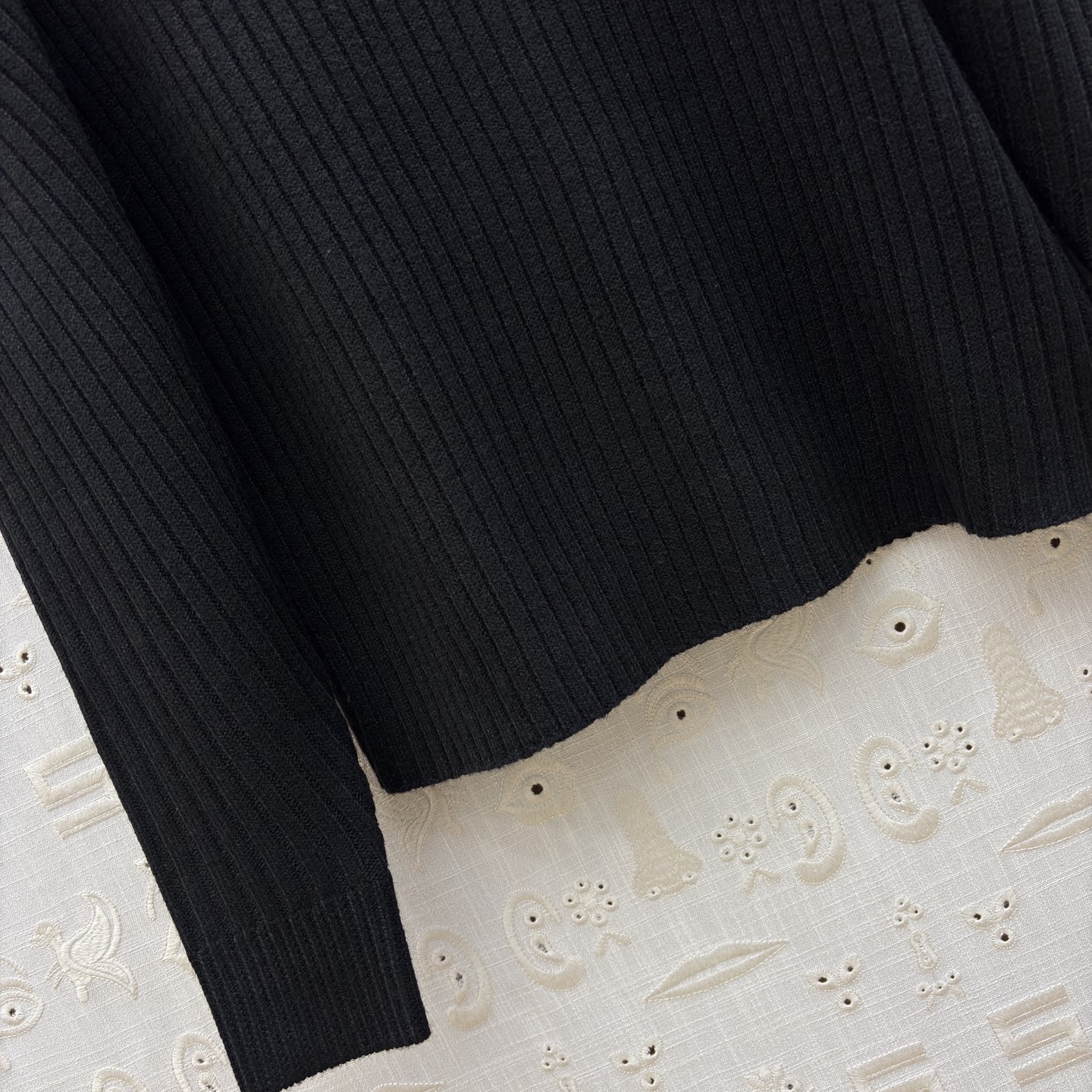 Свитер женский в стиле Schiaparelli чёрного цвета с декоративной шнуровкой на спине