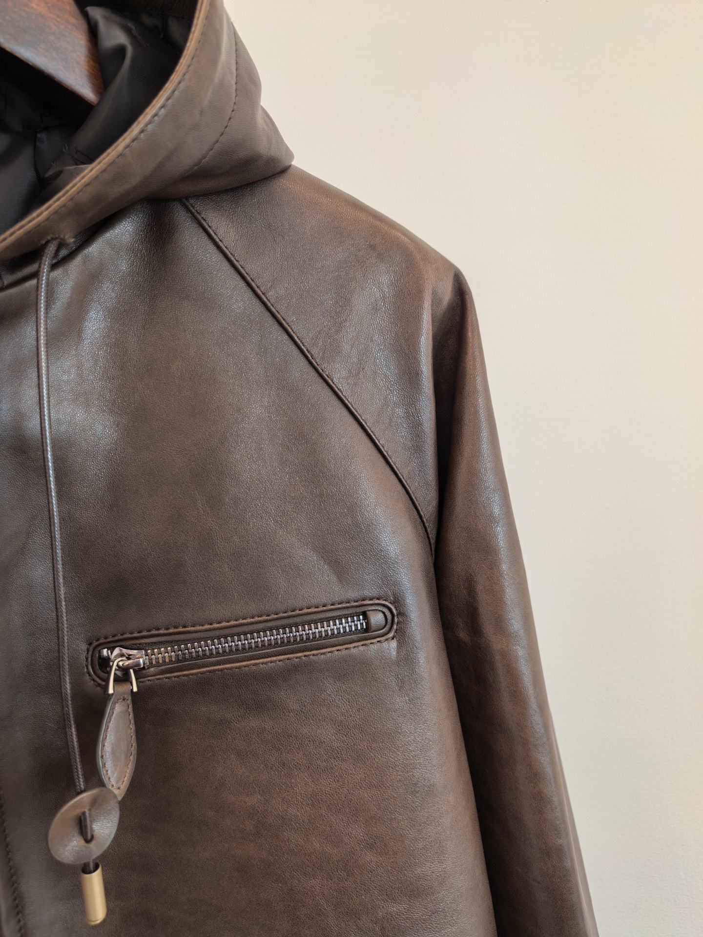 Куртка мужская в стиле Berluti из натуральной кожи коричневого цвета с капюшоном