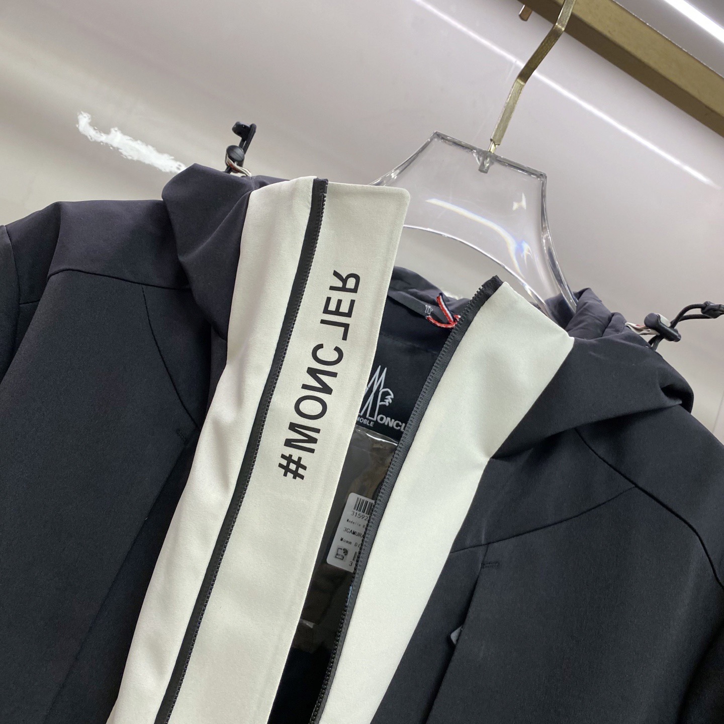 Куртка пуховая мужская Moncler Grenoble чёрно-белого цвета с натуральным пухом и утеплителем Polartec Alpha Direct