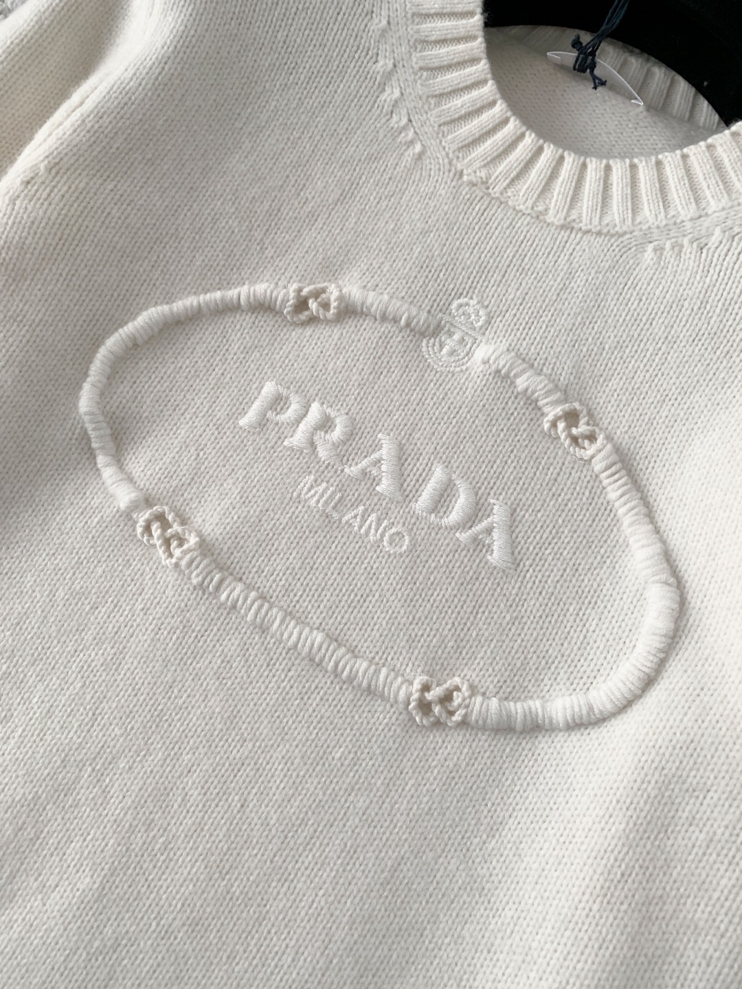 Свитер женский в стиле Prada из шерсти белого цвета с фирменной вышивкой