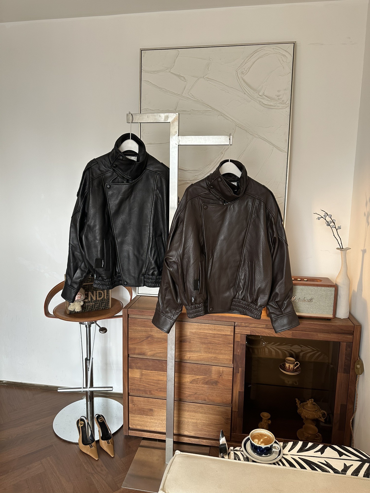 Куртки женские в стиле Saint Laurent из натуральной кожи коричневого и чёрного цвета укороченная с эластичным поясом