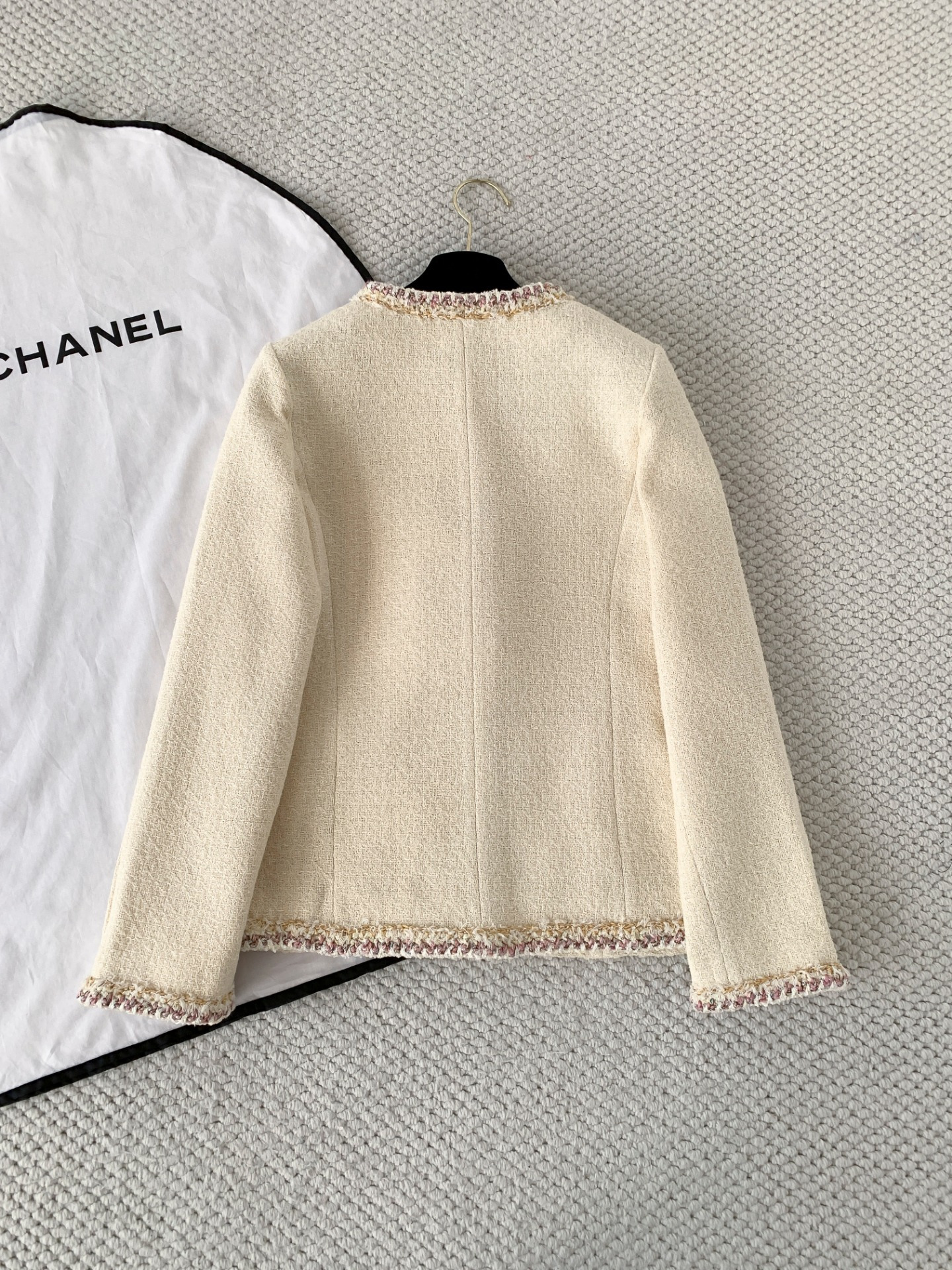 Жакет женский в стиле Chanel 26C молочно-белого цвета с декоративной тесьмой