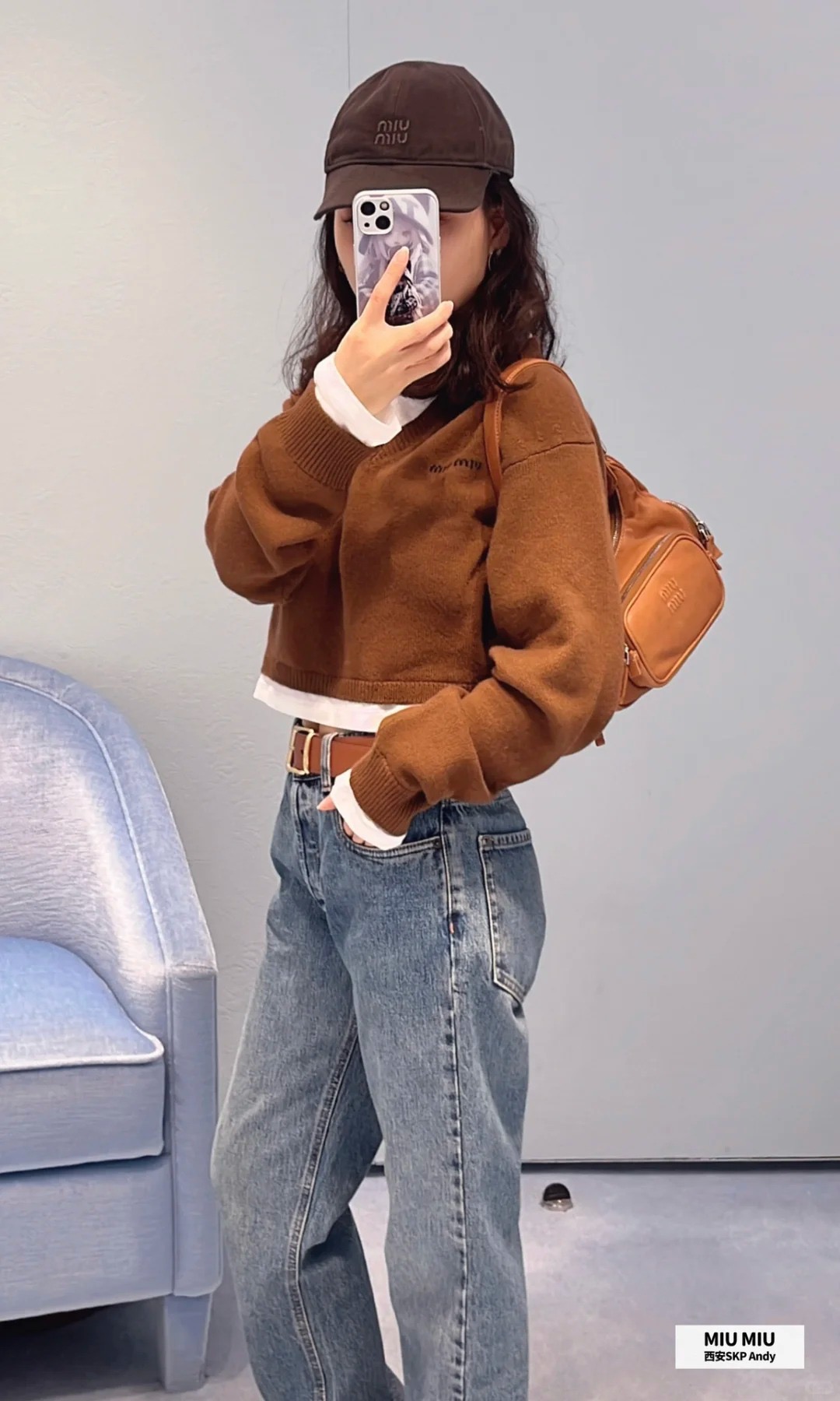 Джинсы женские в стиле Miu Miu из денима голубого цвета прямого кроя с вышивкой