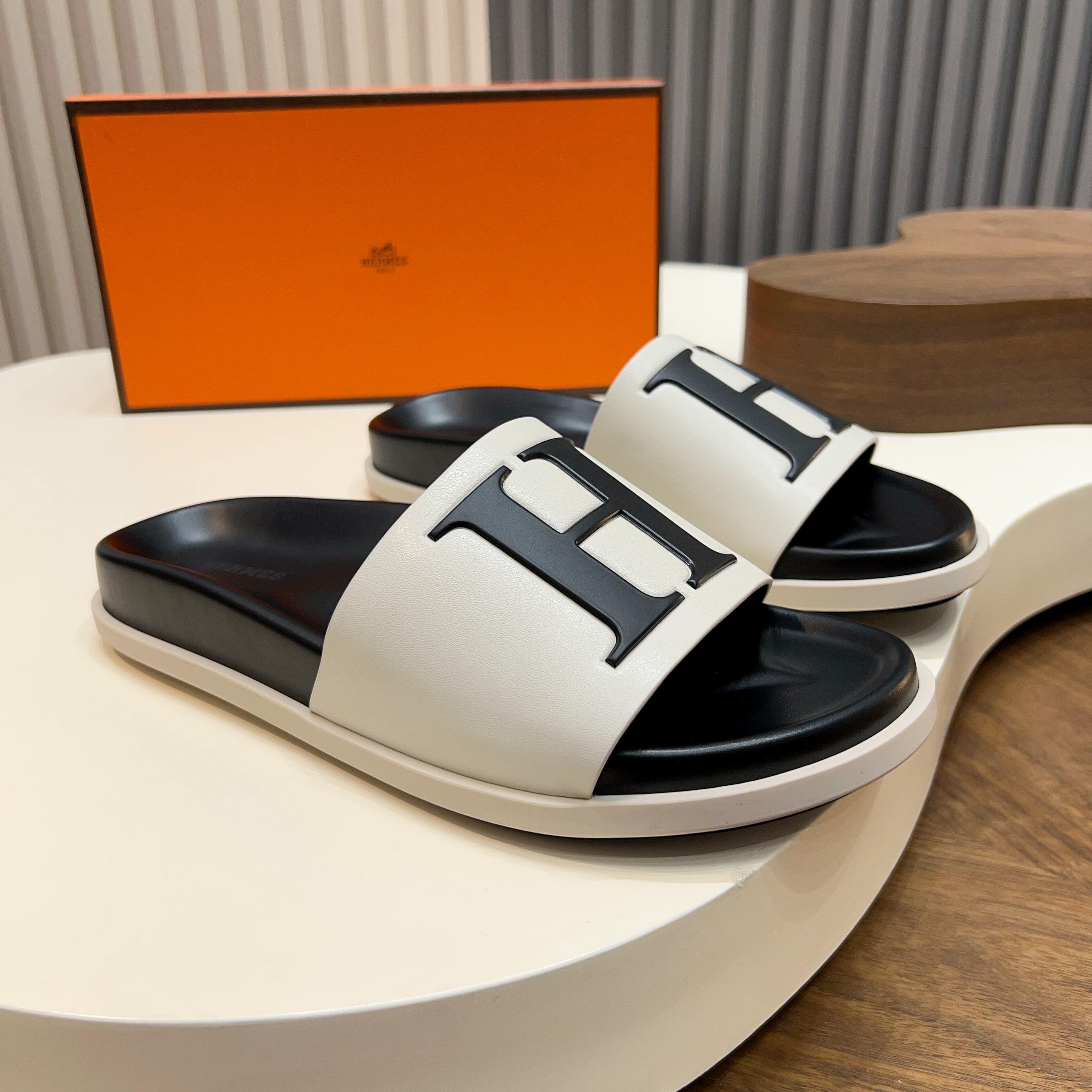 Шлёпанцы мужские в стиле Hermès Oran белого цвета