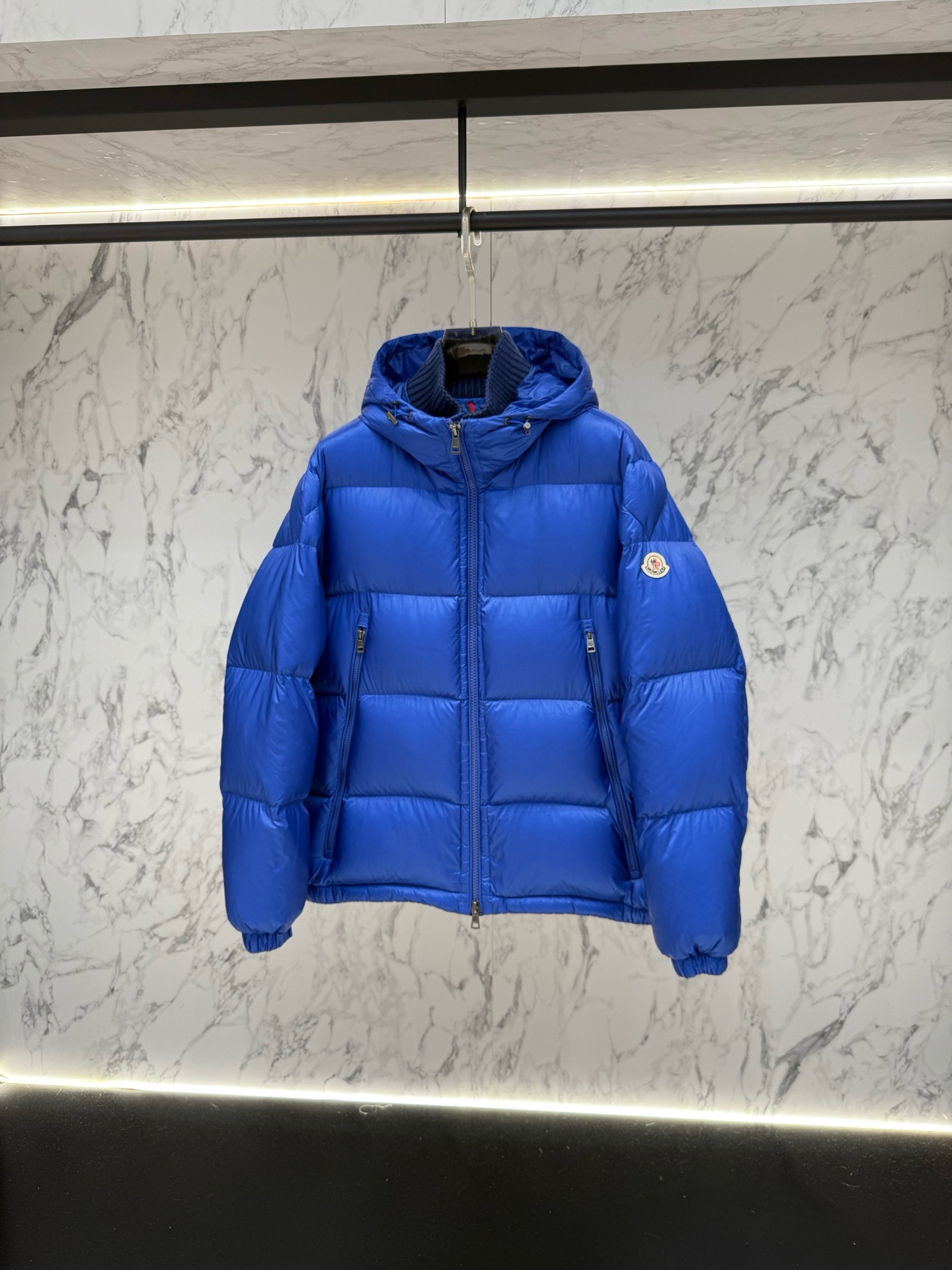 Пуховик мужской Moncler Maya синего цвета с натуральным пухом и съёмным капюшоном