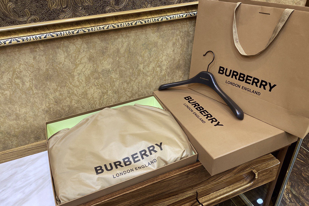 Тренч мужской в стиле Burberry укороченный бежевого цвета