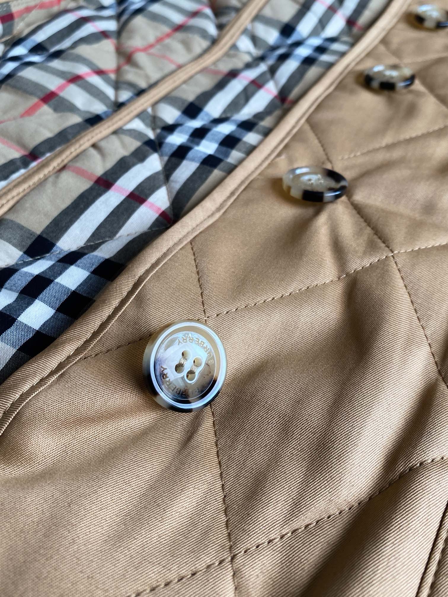 Куртка женская в стиле Burberry бежевого цвета